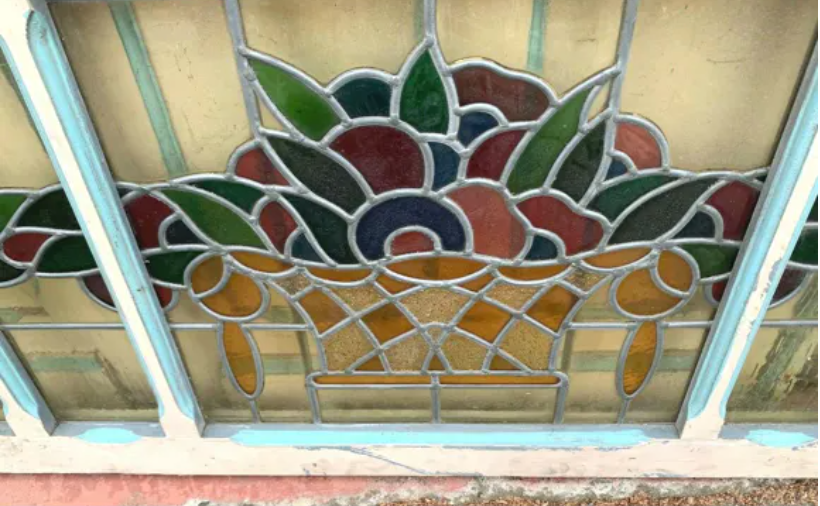 Suite de trois portes de séparation en vitrail Art Déco XX siècle