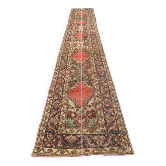 Tapis tribal vintage en laine, turc, étroit, en détresse, 397x63 cm
