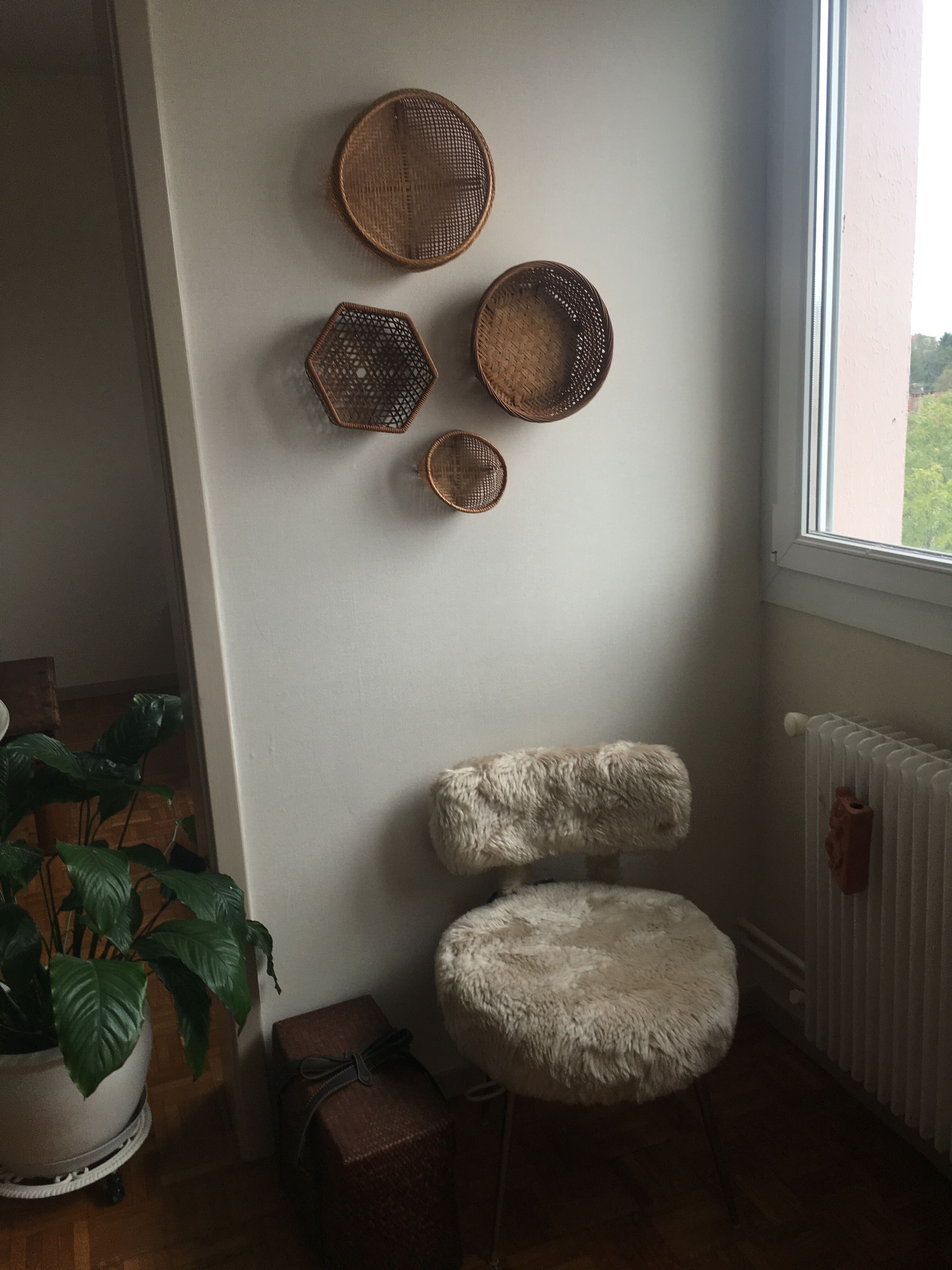 Wall composition of 4 wicker and vintage rattan baskets