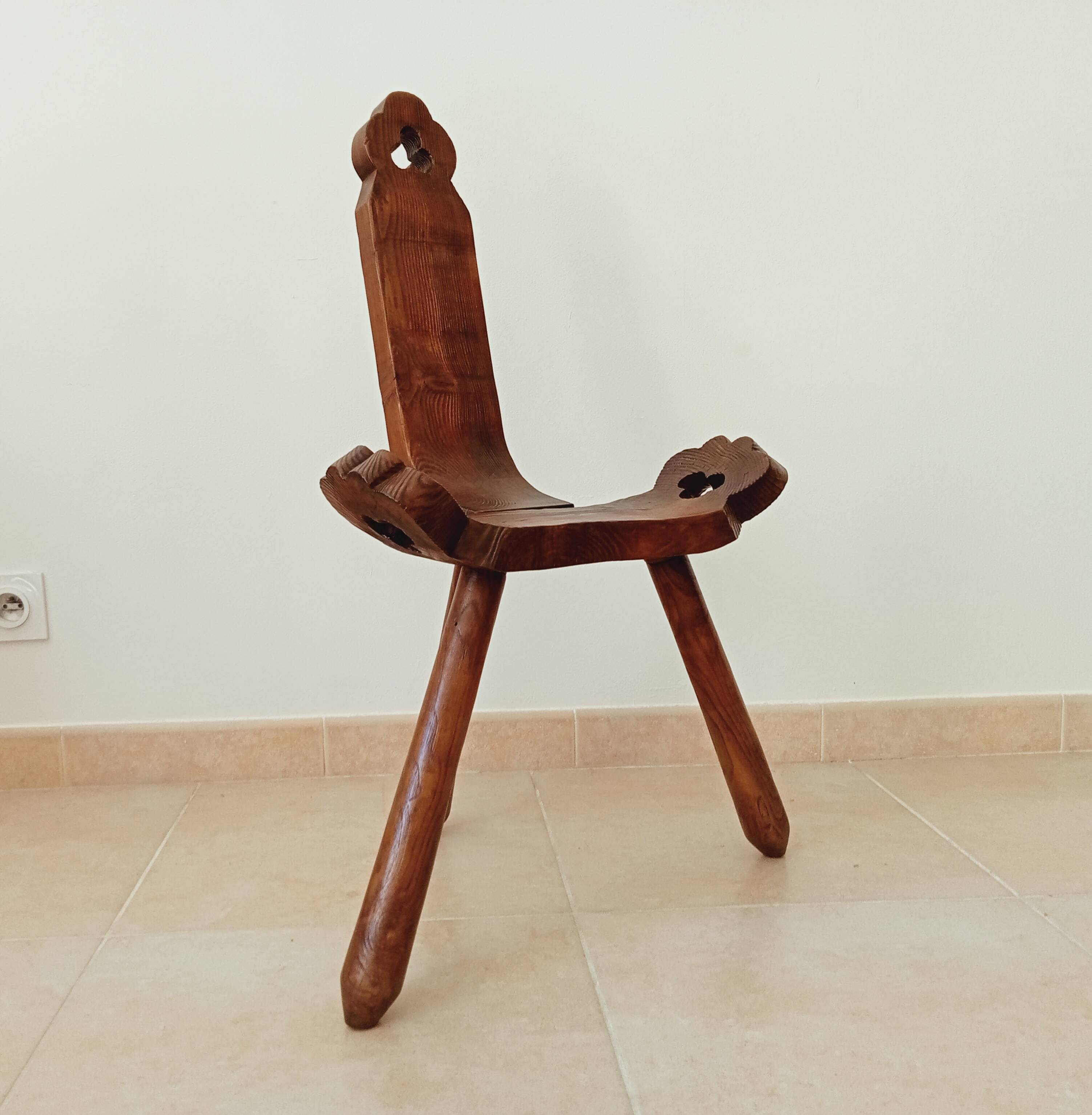 Chaise brutaliste tripode début XXeme
