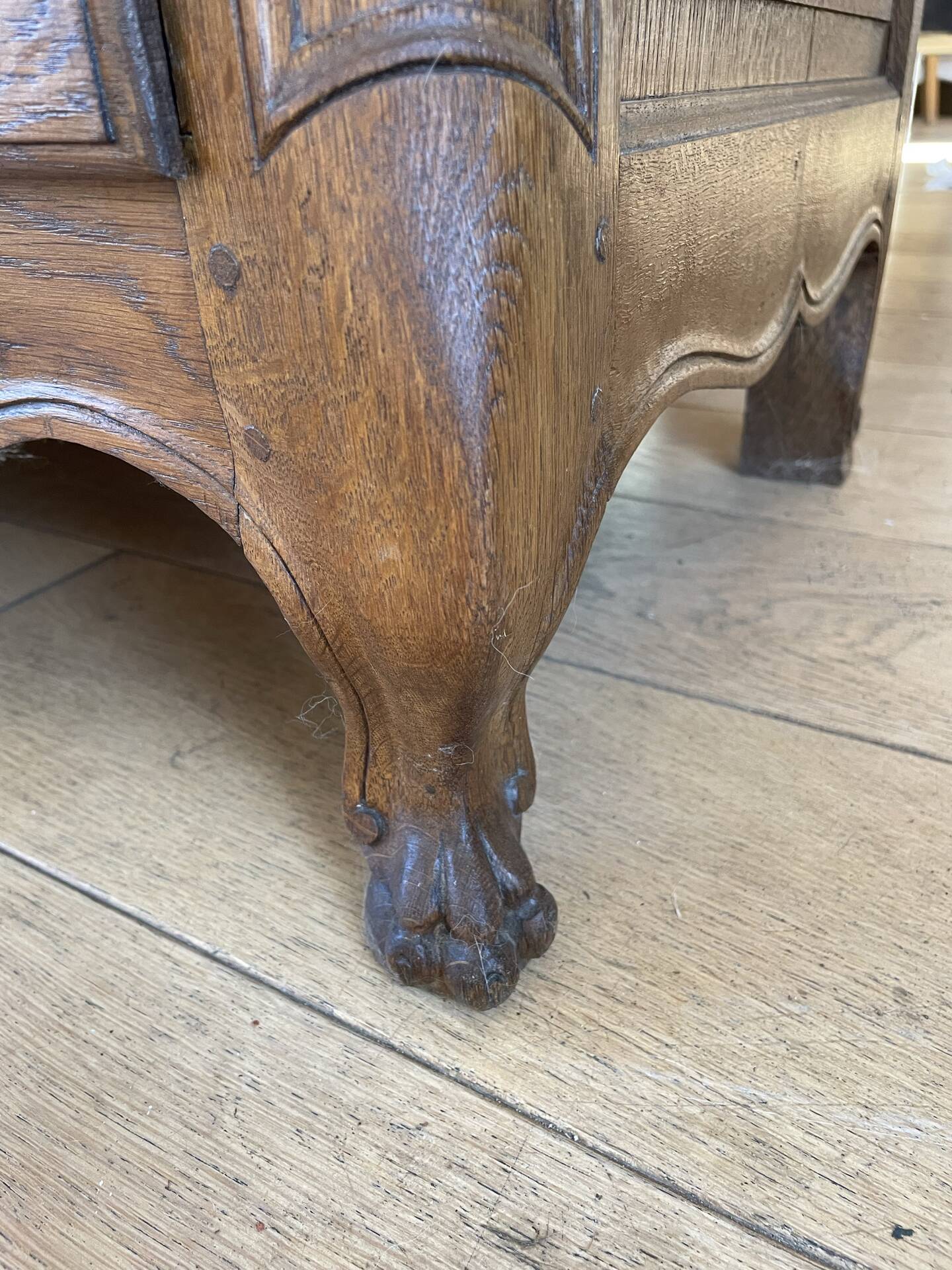 Curved chest of drawers