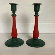 Paire de bougeoirs en fonte et bois