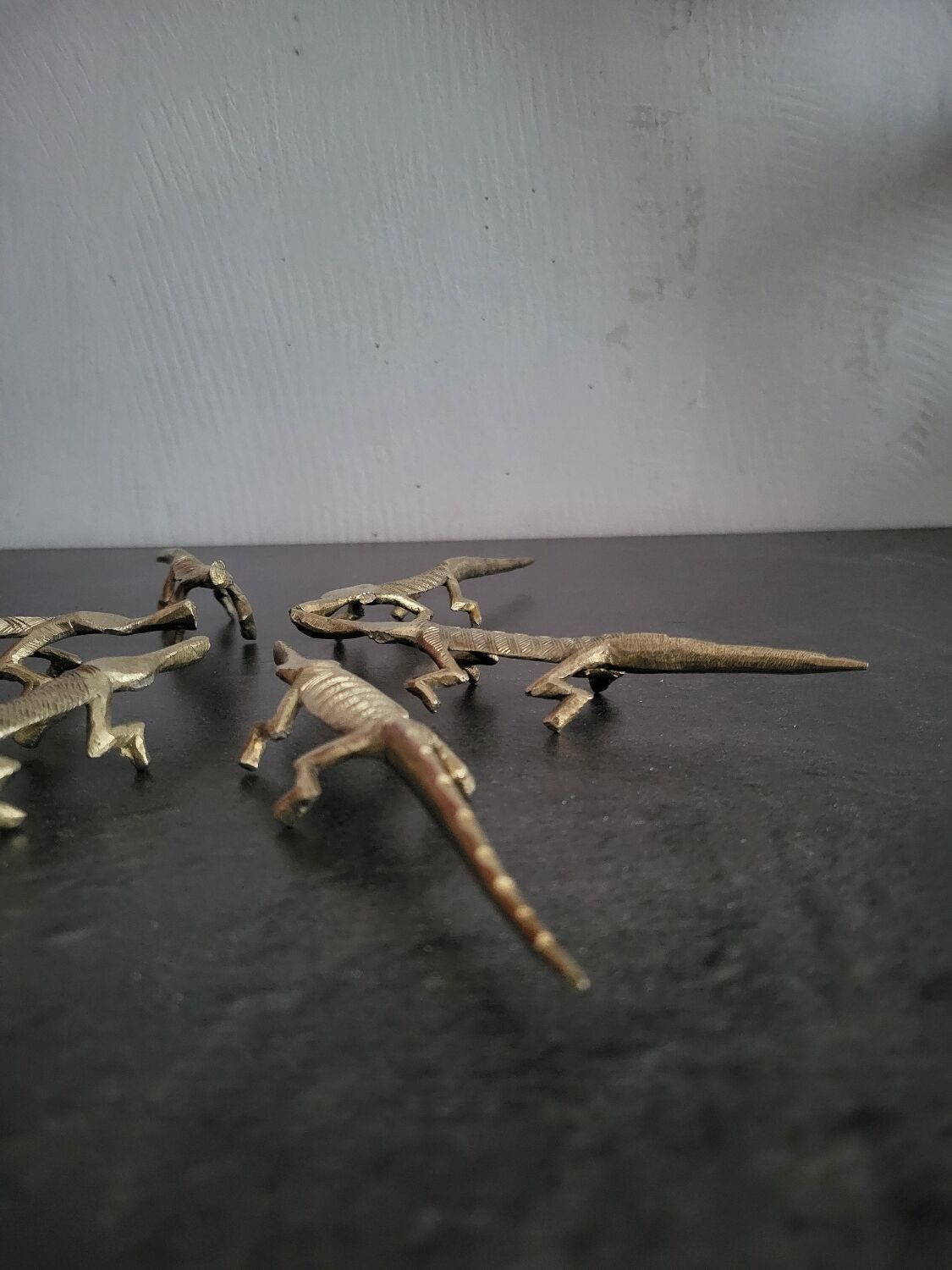 6 vintage knife rests, brass crocodiles, in excellent condition.