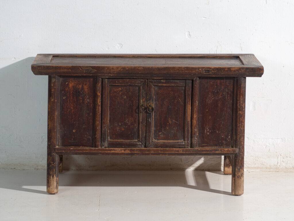 Meuble bas d’autel chinois à deux portes et patine sombre – Chine, vers 1900