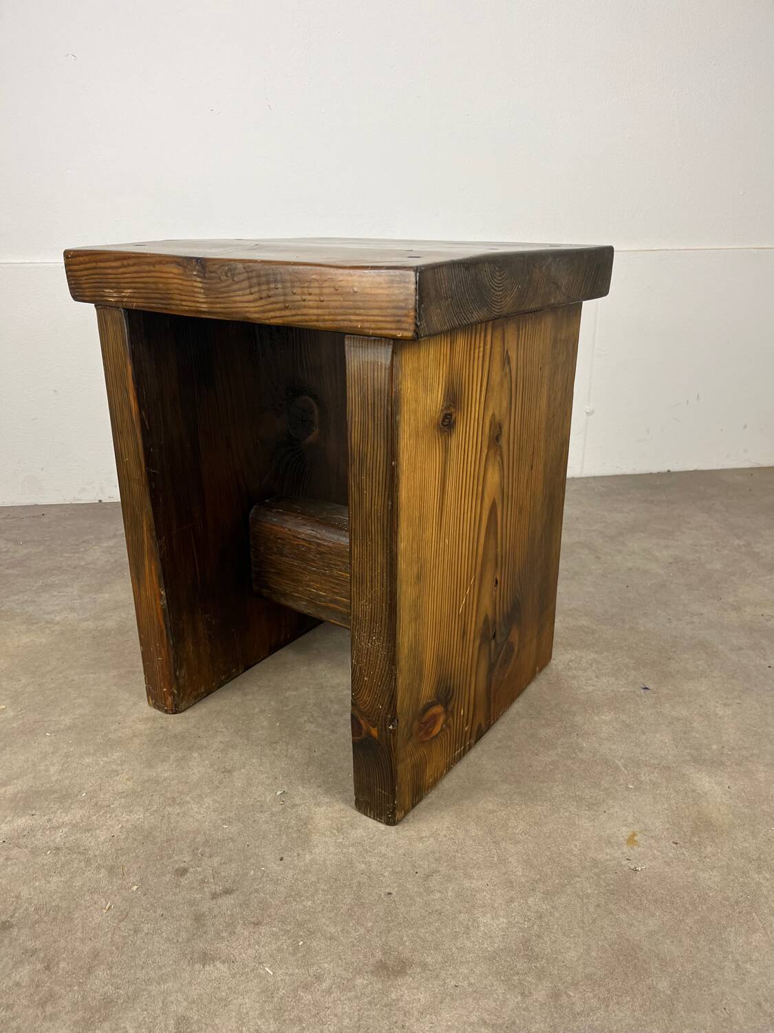 Tabouret brutaliste en bois massif style chalet