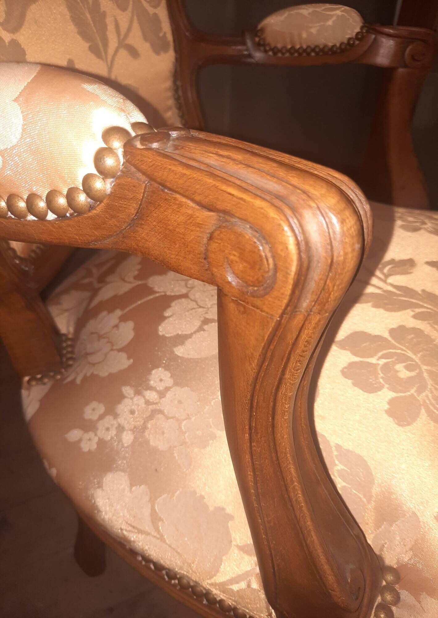 Paire de fauteuils tapissés de style Louis XV