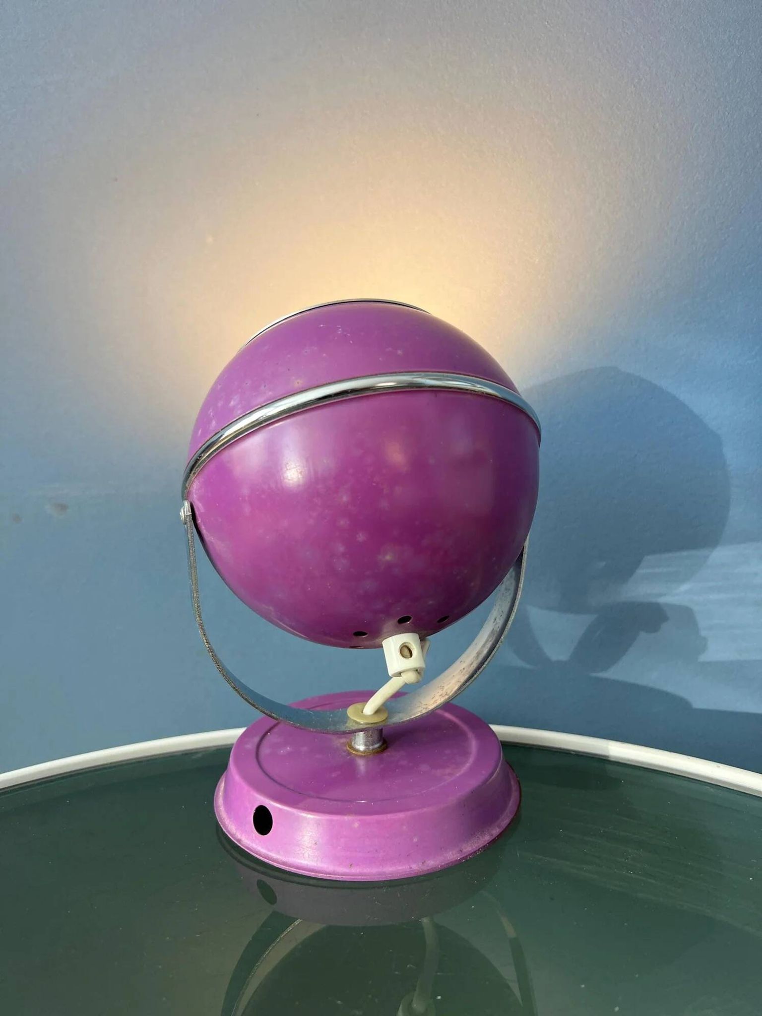 Lampe de bureau vintage violette en forme de globe oculaire de l'ère spatiale