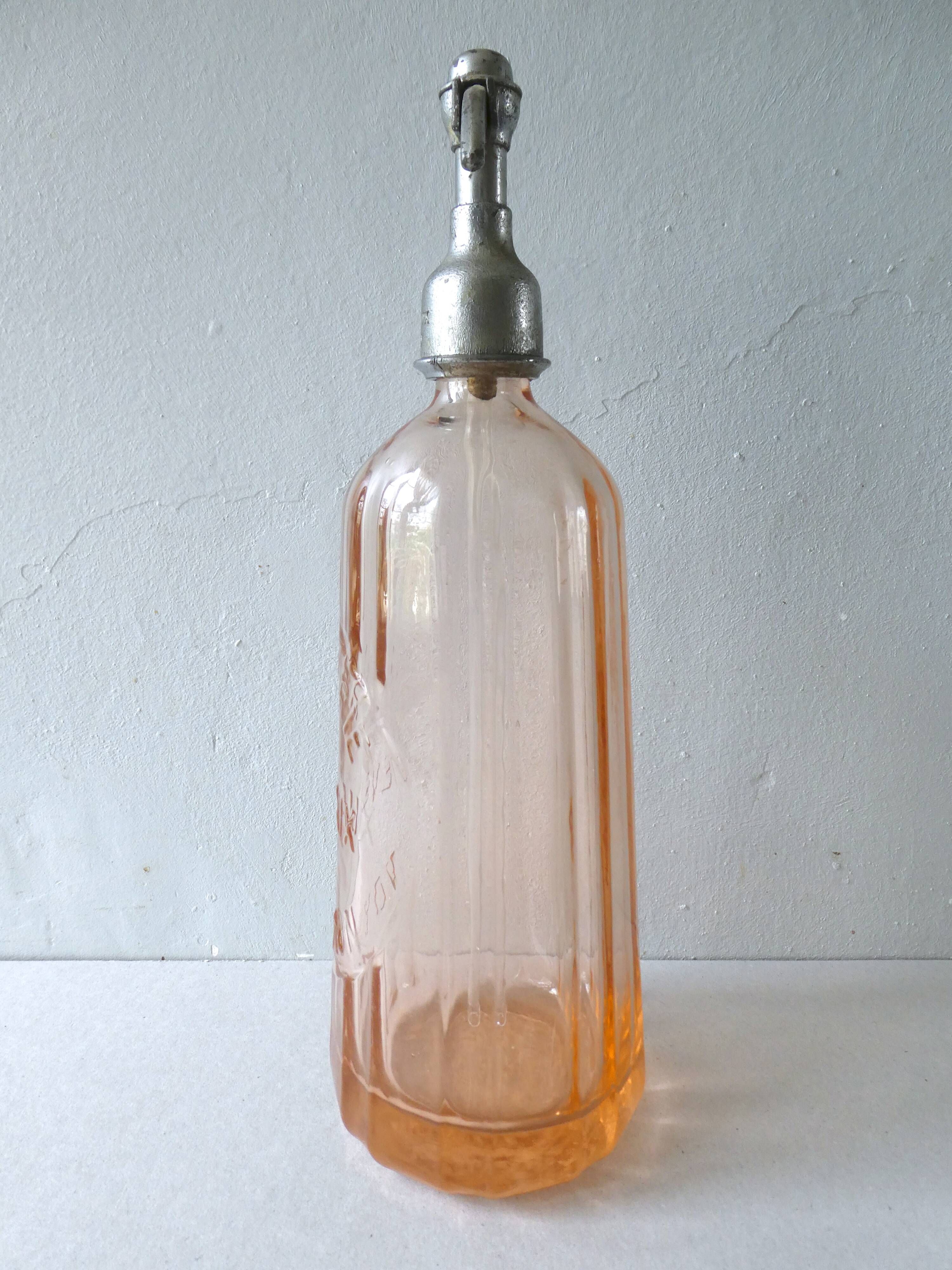 Siphon bouteille à eau de seltz, en verre rose, Lievaux à Noyon