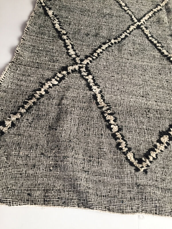 Tapis Kilim Berbère marocain Zanafi Écru Et Noir 272x189cm