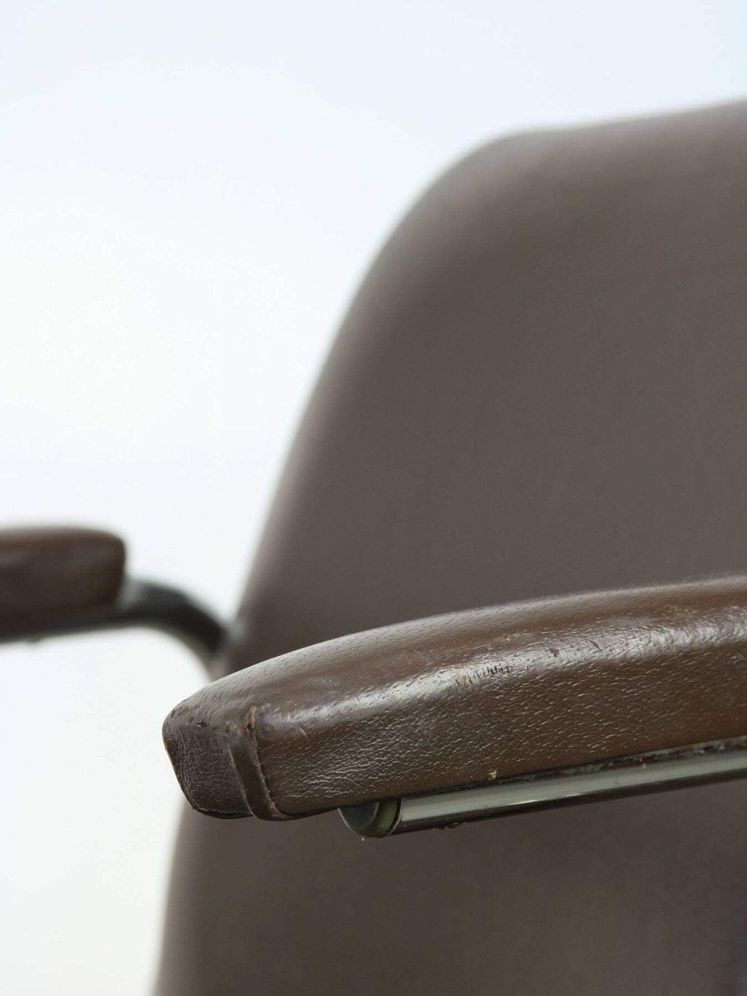 Chaise pivotante en cuir marron italien du milieu du siècle
