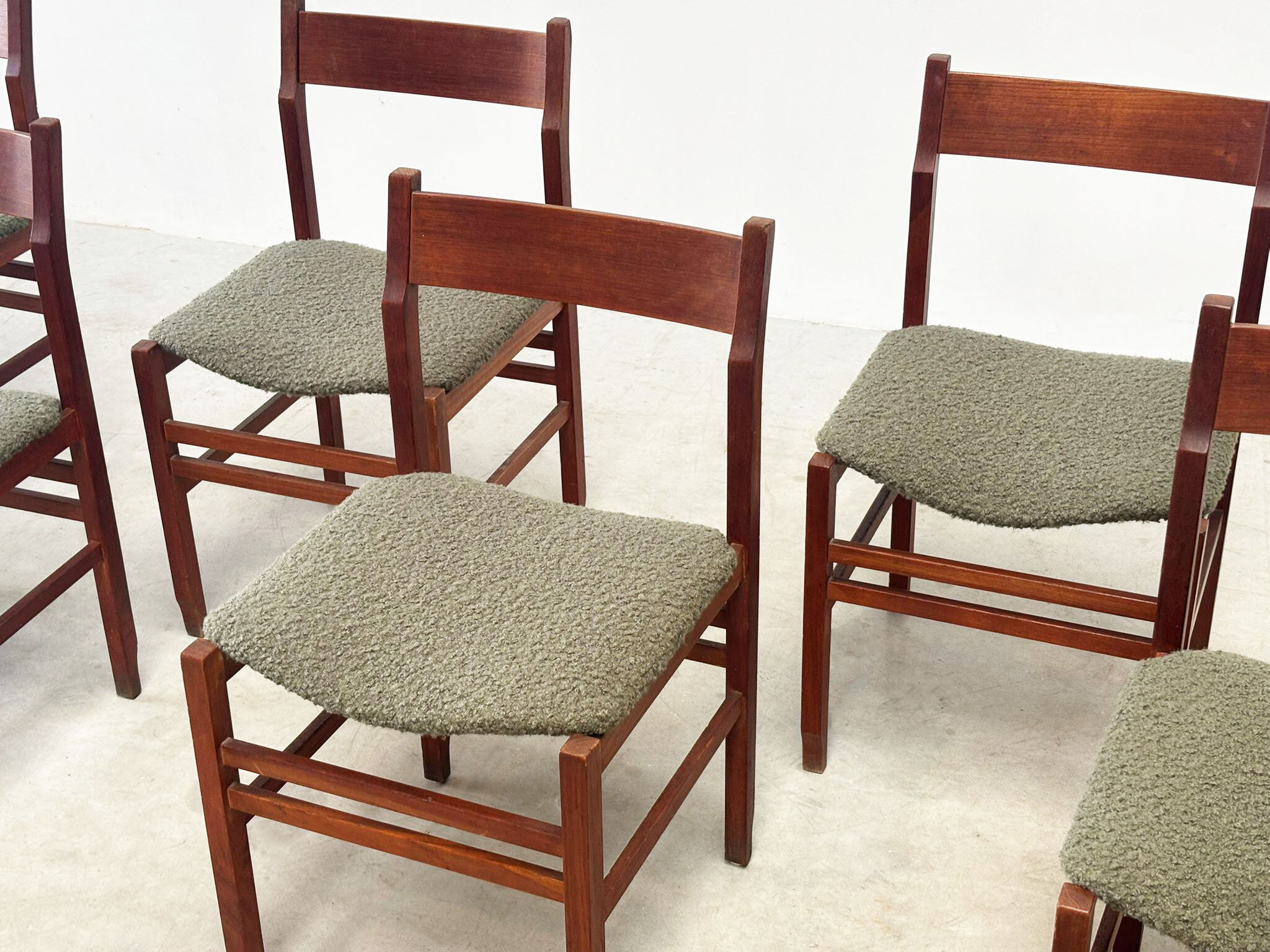 Ensemble de six élégantes chaises de salle à manger italiennes