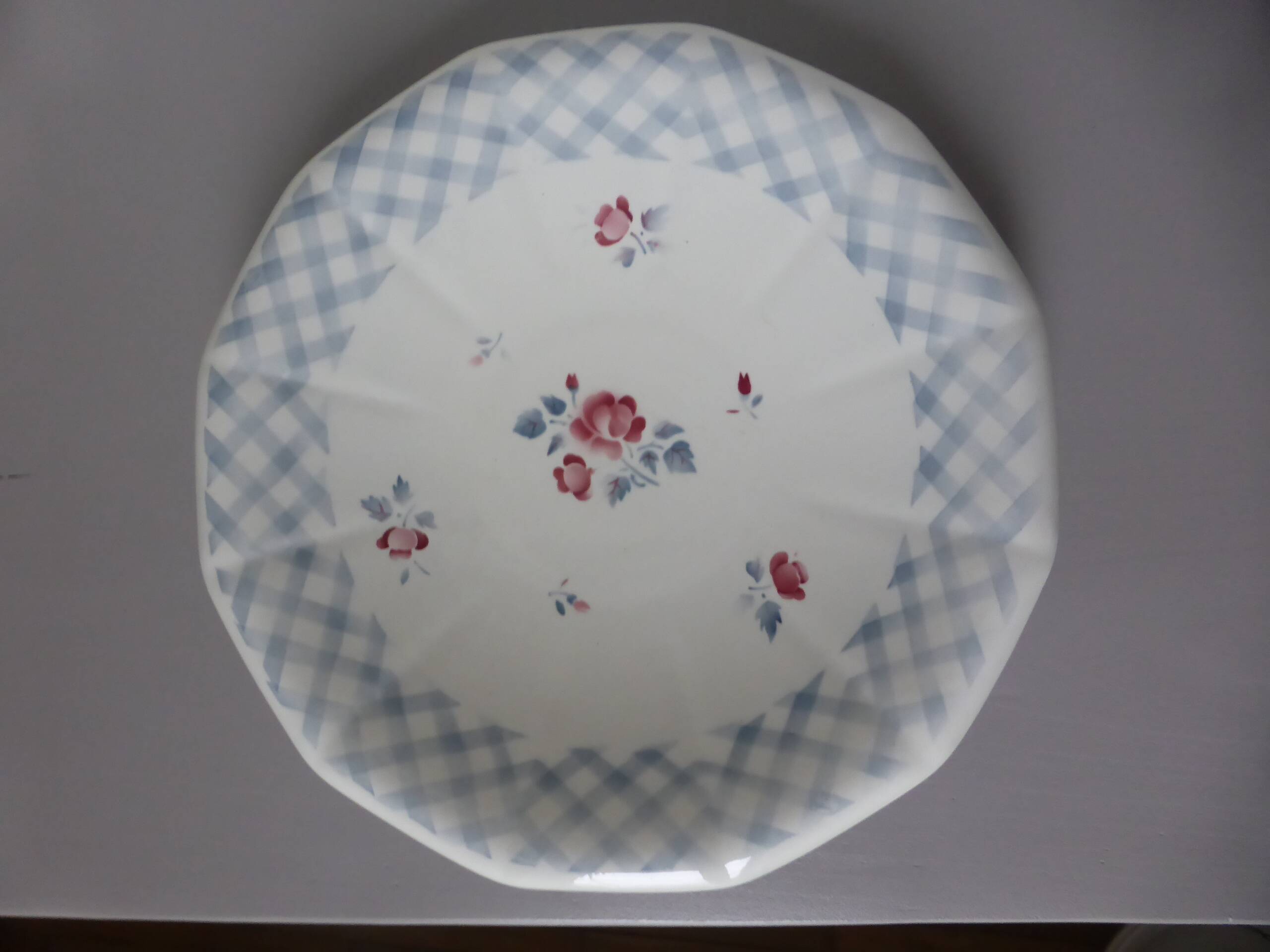 Vintage plate with a round rim, Digoin Sarreguemines model Bastia.
