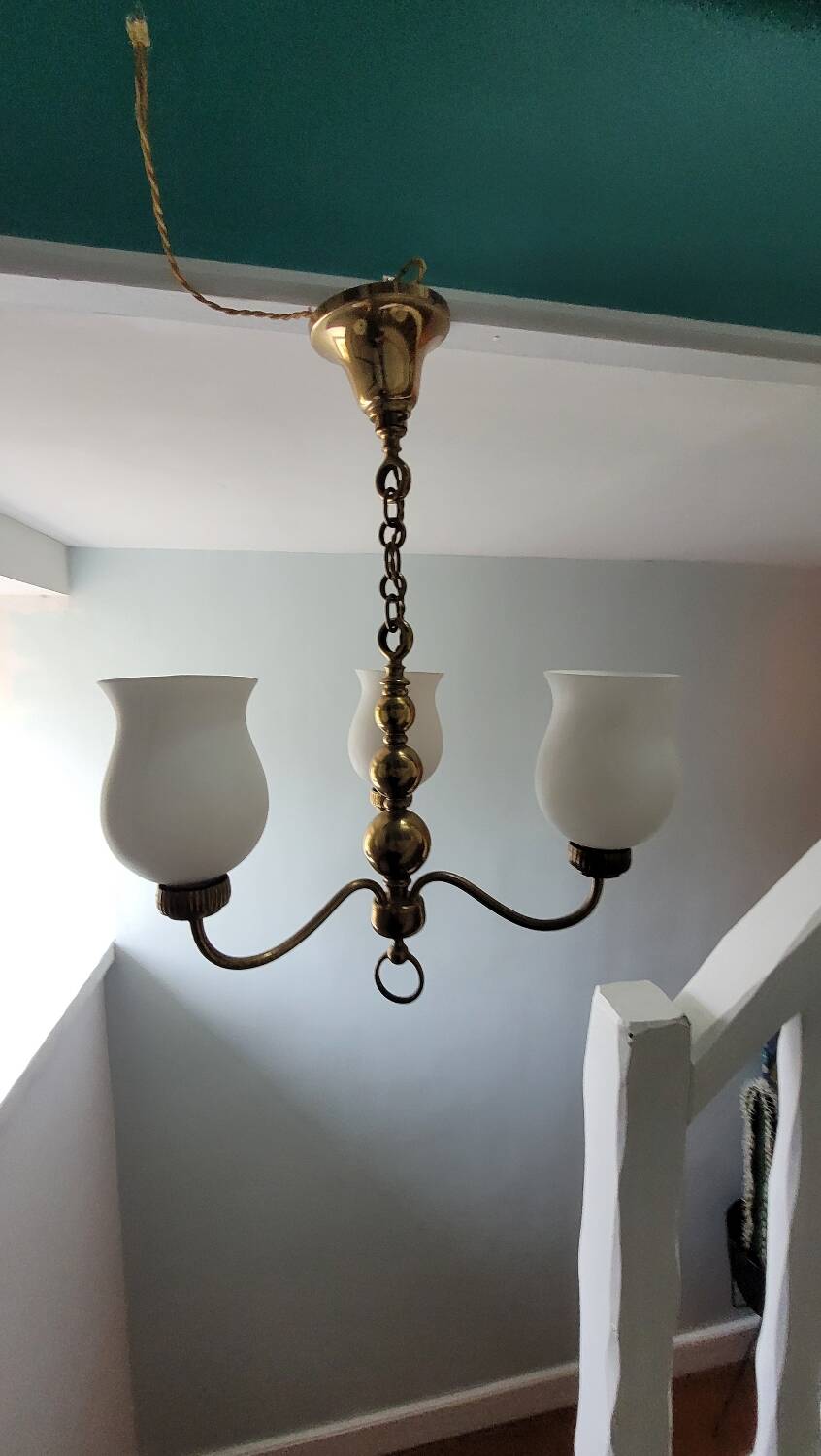 Three-light chandelier in brass and opaline.