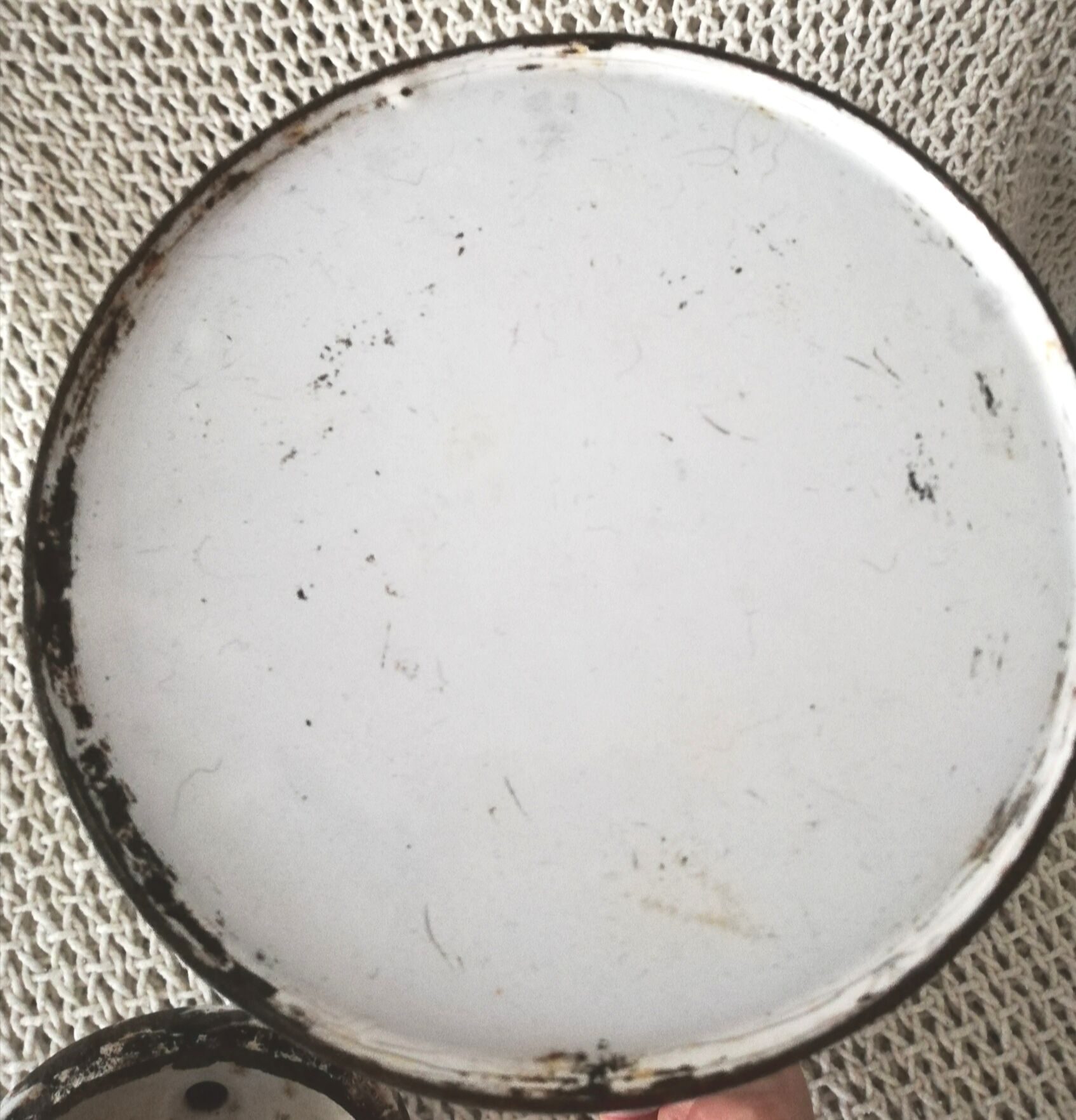 Ancienne cafetière en tôle émaillée