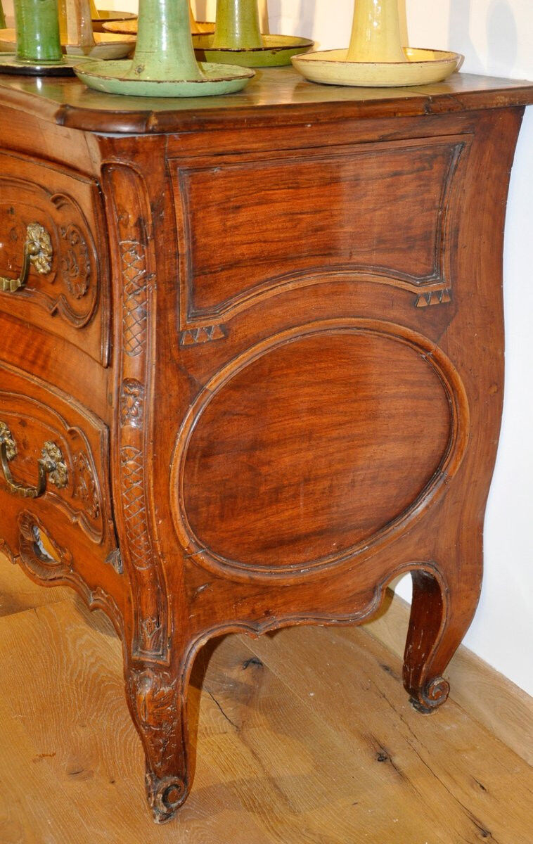 Provençal chest of drawers in solid walnut from Nîmes, Louis XV period
