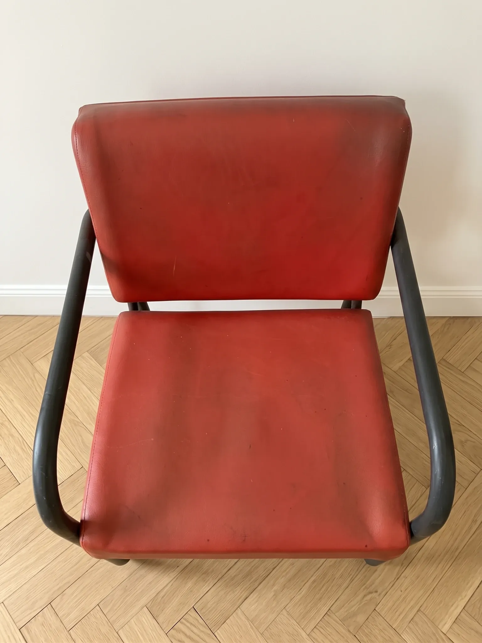 3 fauteuils en cuir rouge et métal