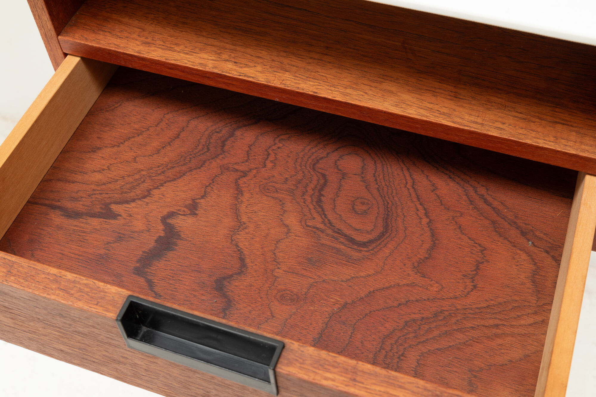 Night stands by Cees Braakman