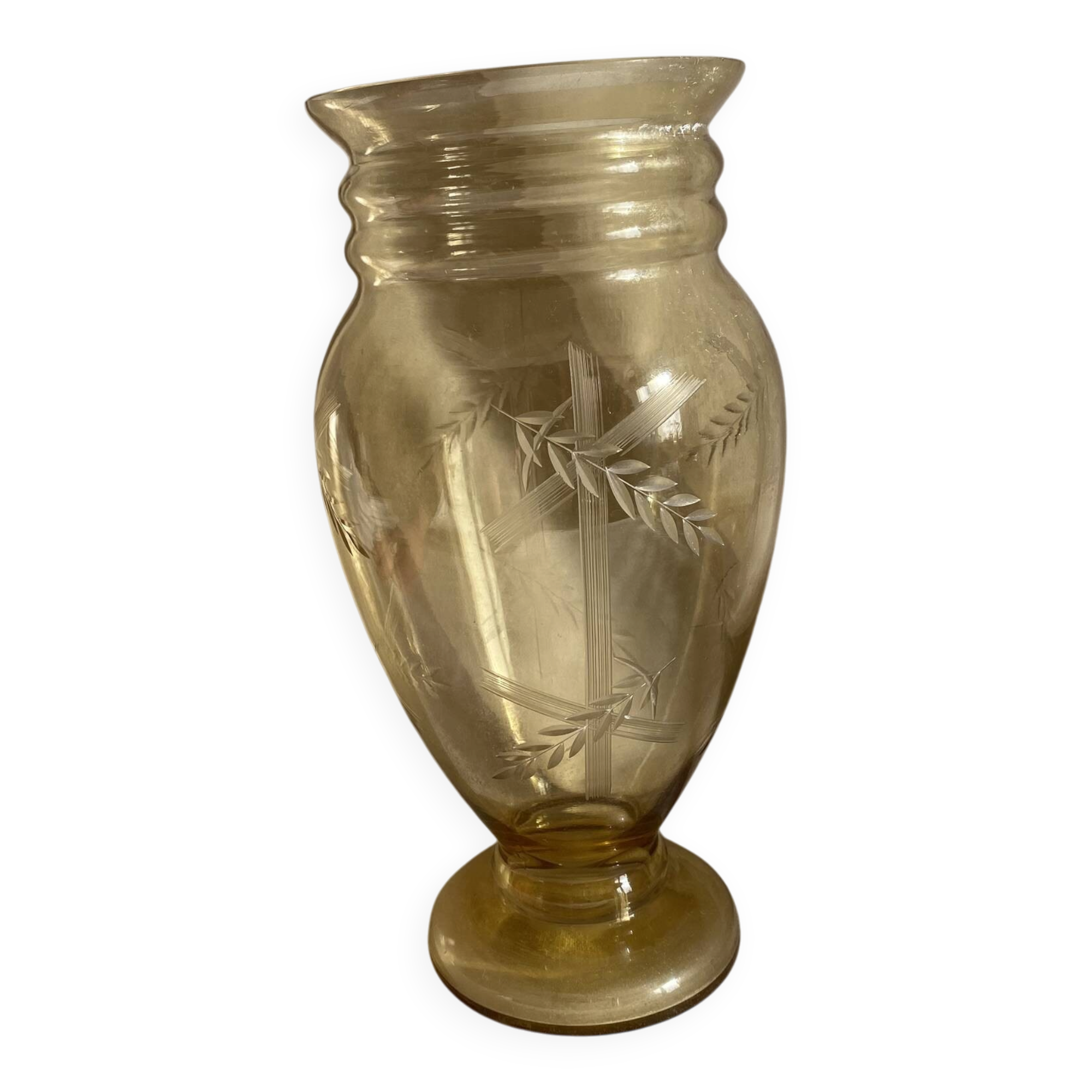 Amber vase with engraved decoration