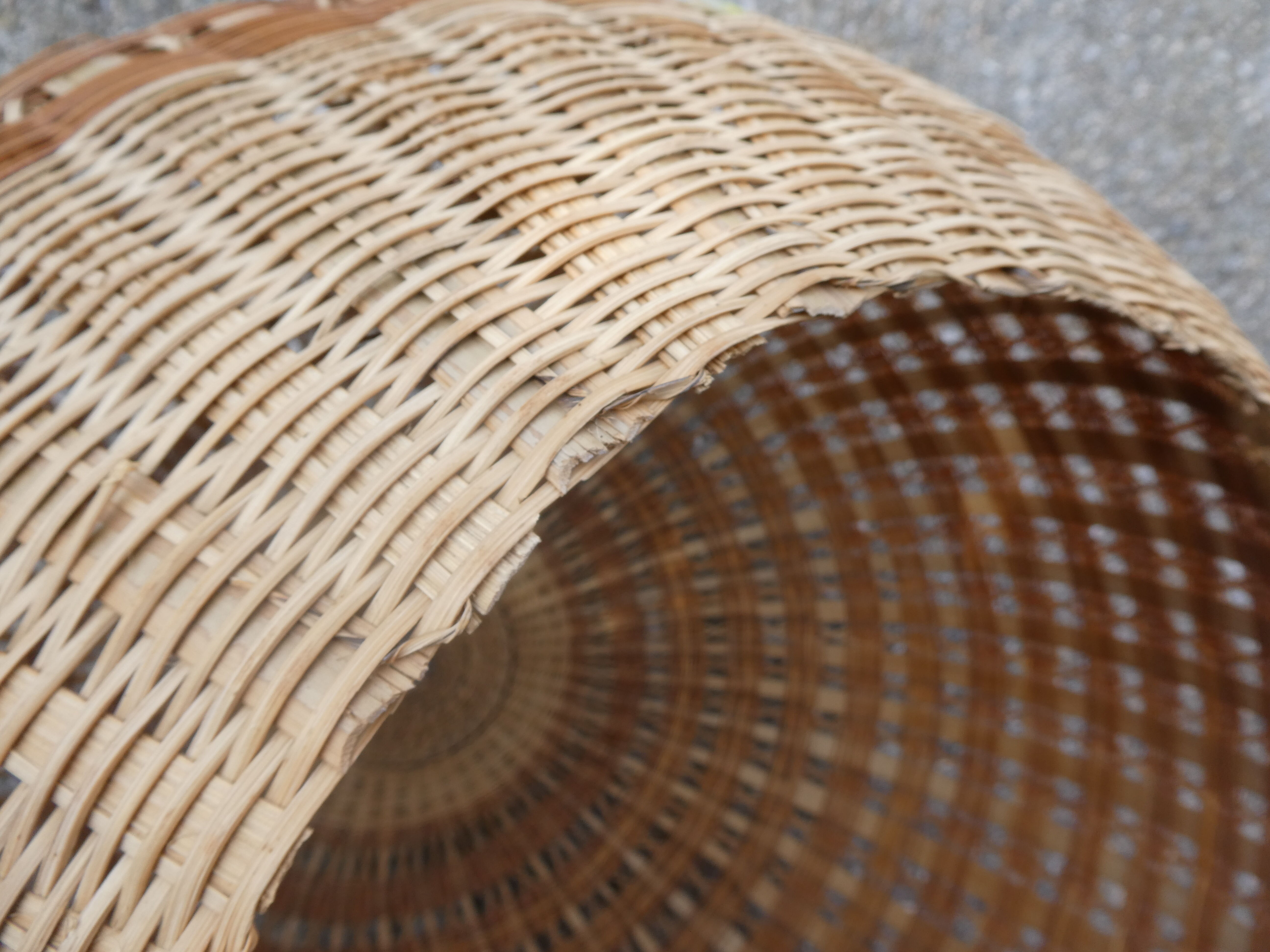 Suspension ball in rattan straw