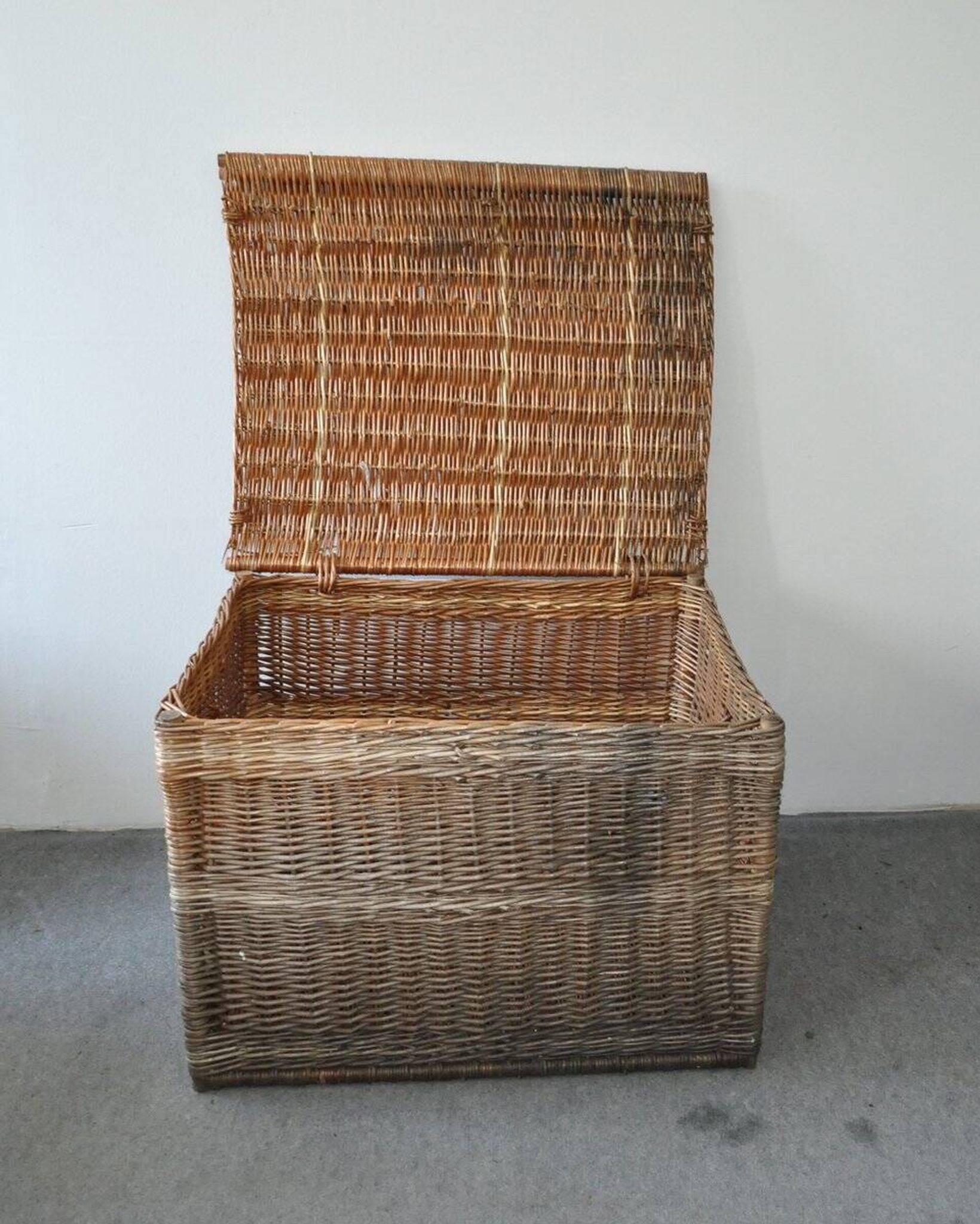 Large brown wicker basket with lid — vintage 1940s style, Czech Republic