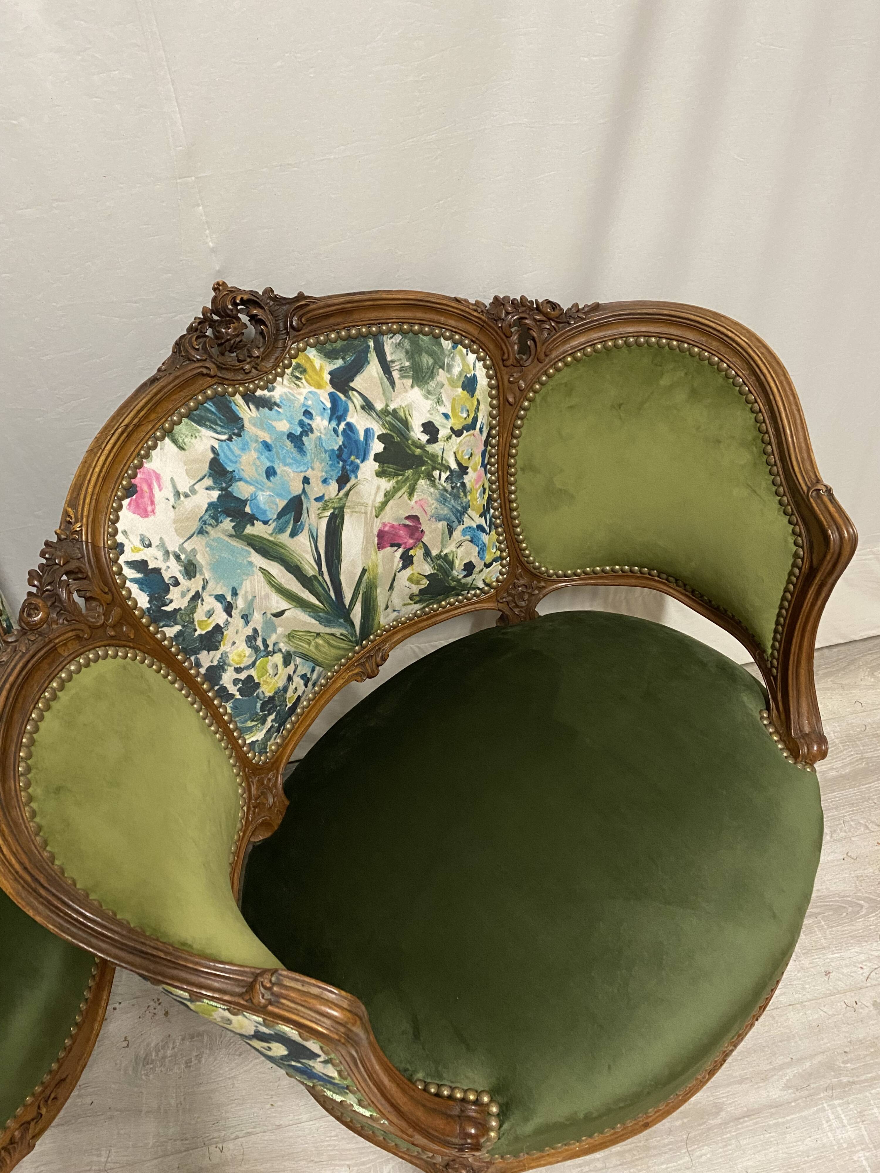 Paire de fauteuils en bois sculpté, XXème s.