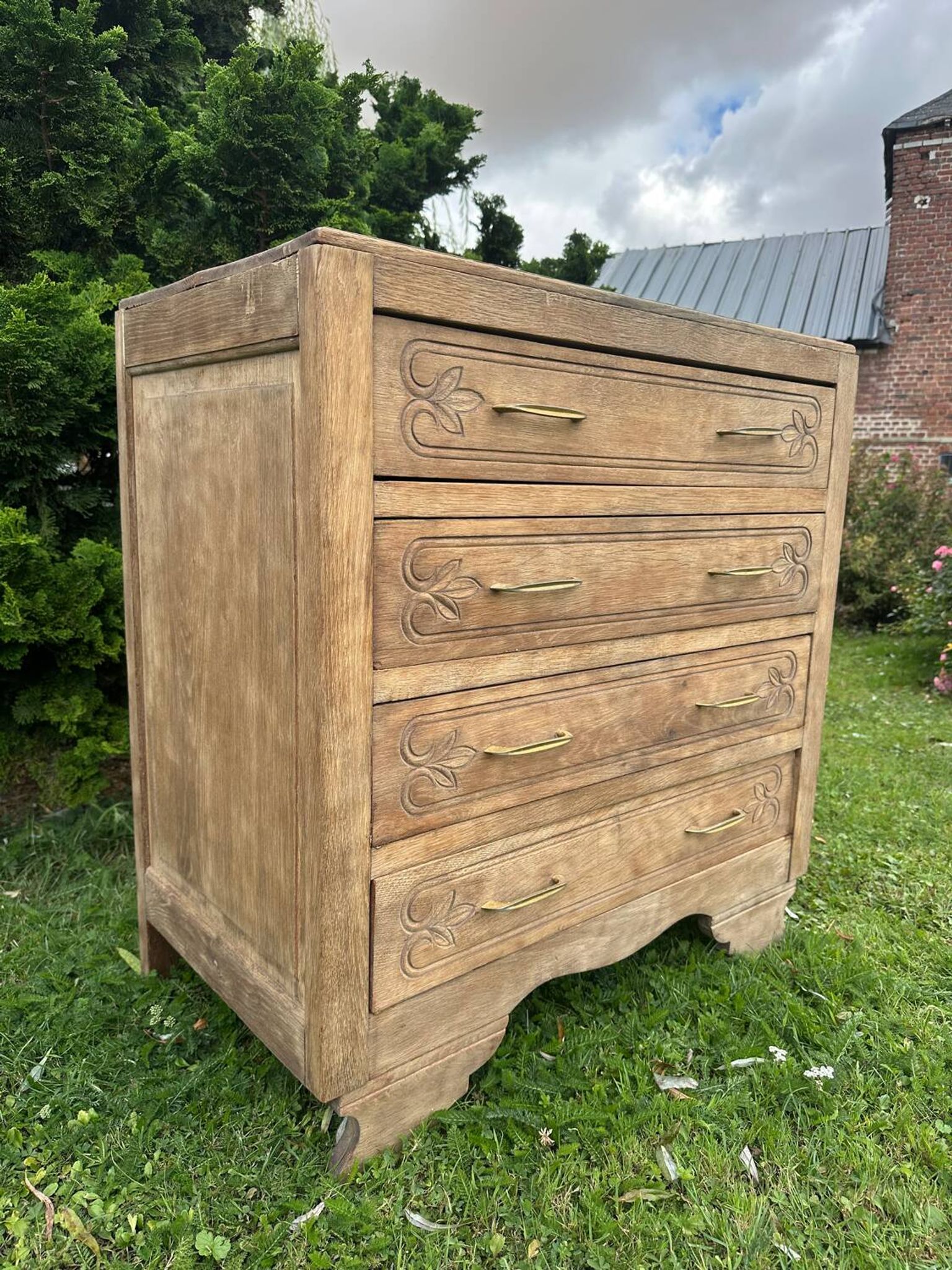 Commode vintage en bois massif sculpté – 4 tiroirs