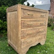 Commode vintage en bois massif sculpté – 4 tiroirs