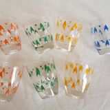 Vintage decanter and its 7 assorted glasses.