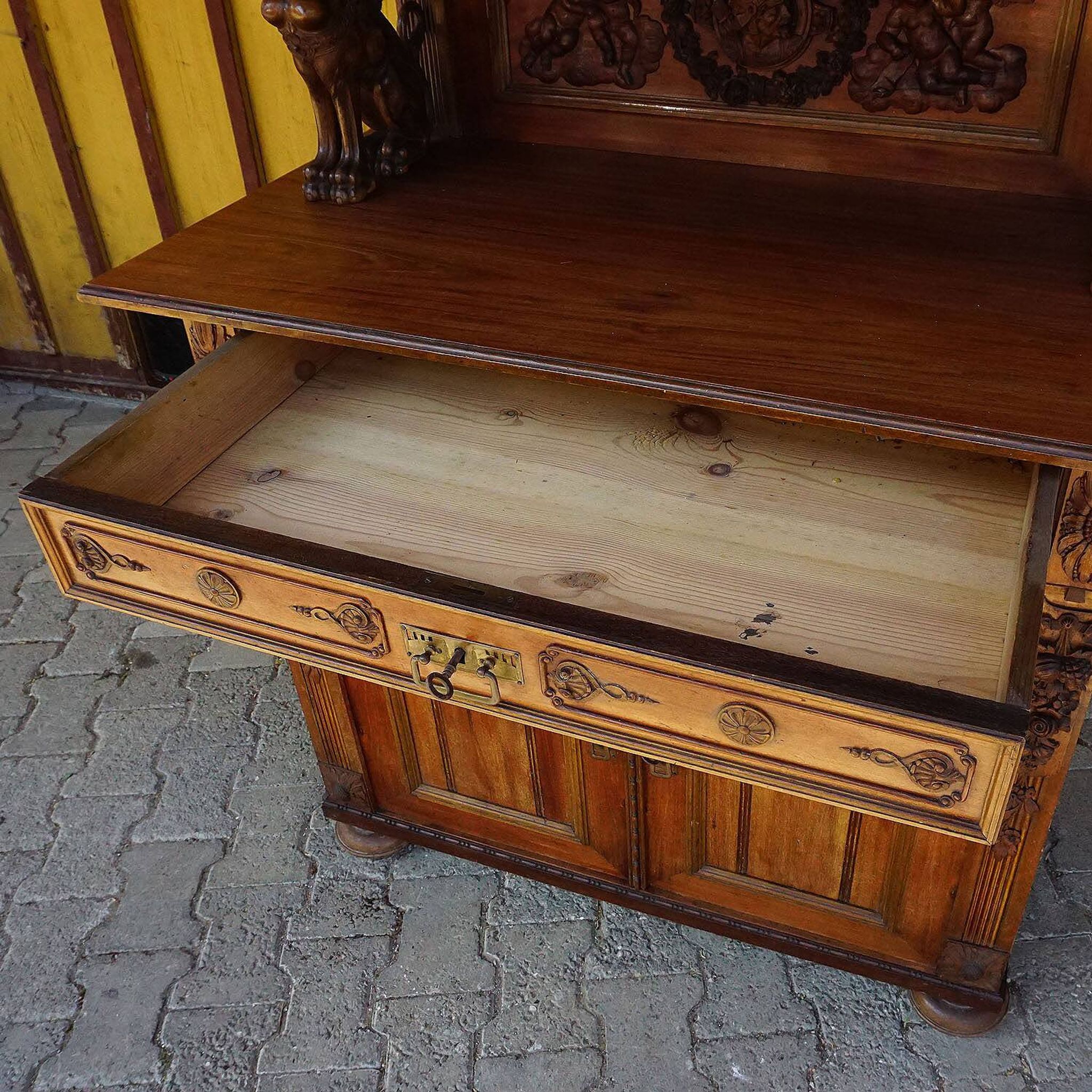 Buffet ancien en bois sculpté avec plusieurs sculptures