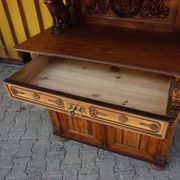 Buffet ancien en bois sculpté avec plusieurs sculptures