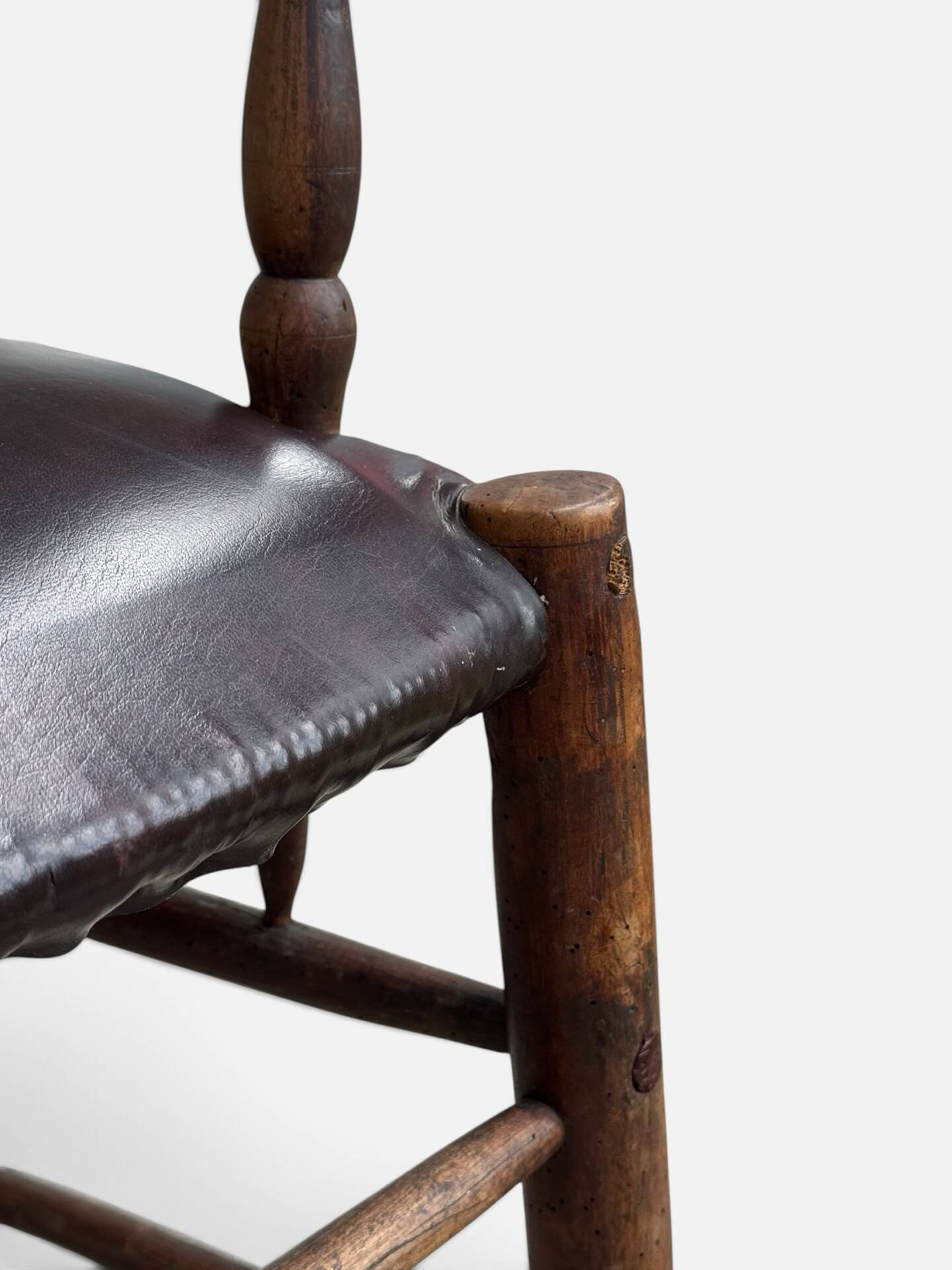 Antique rustic armchair in walnut and leather, 18th century.