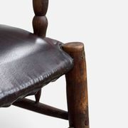 Fauteuil rustique ancien en noyer et cuir, 18e siècle