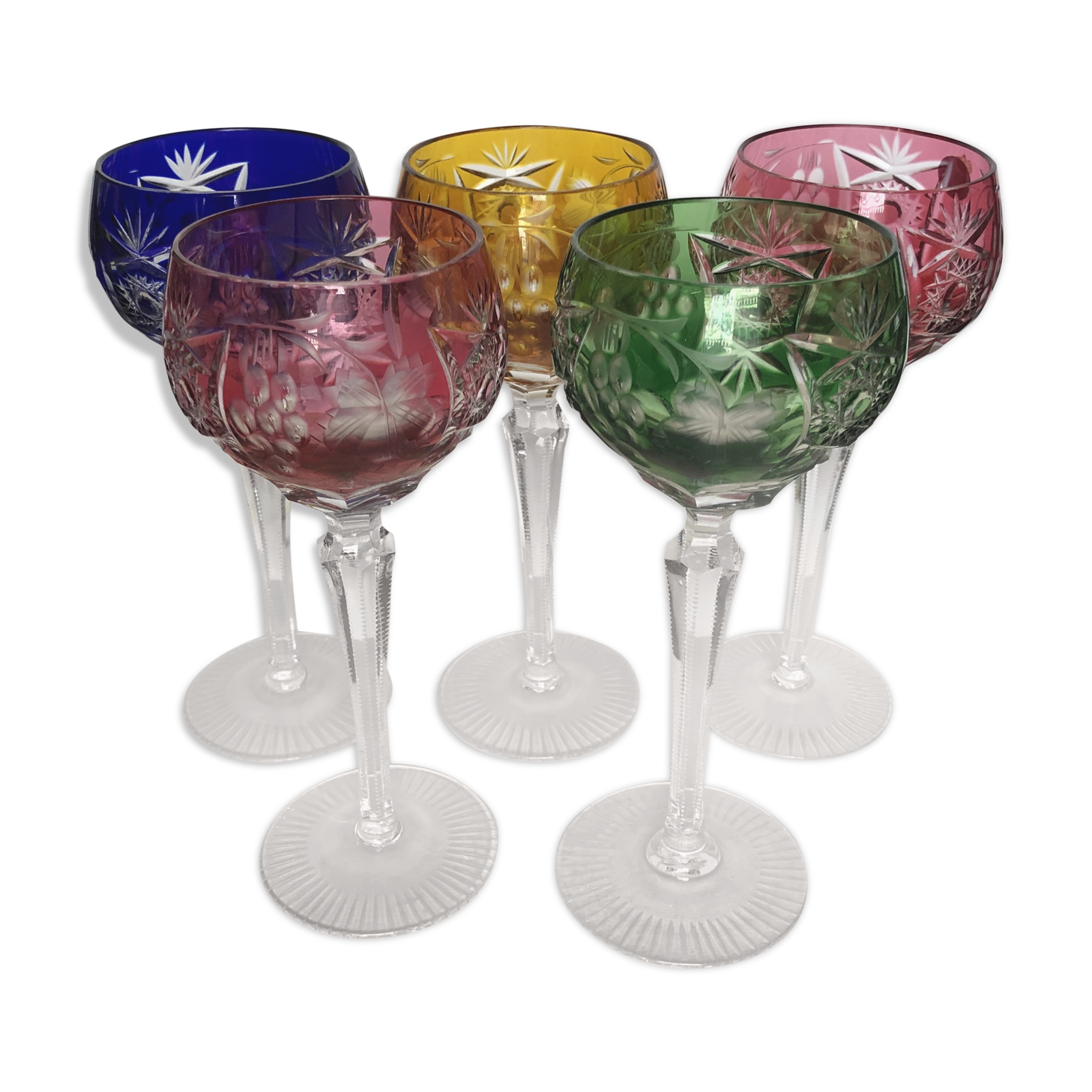 Ensemble de cinq verres à pied en cristal de couleur