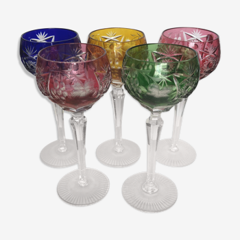 Ensemble de cinq verres à pied en cristal de couleur