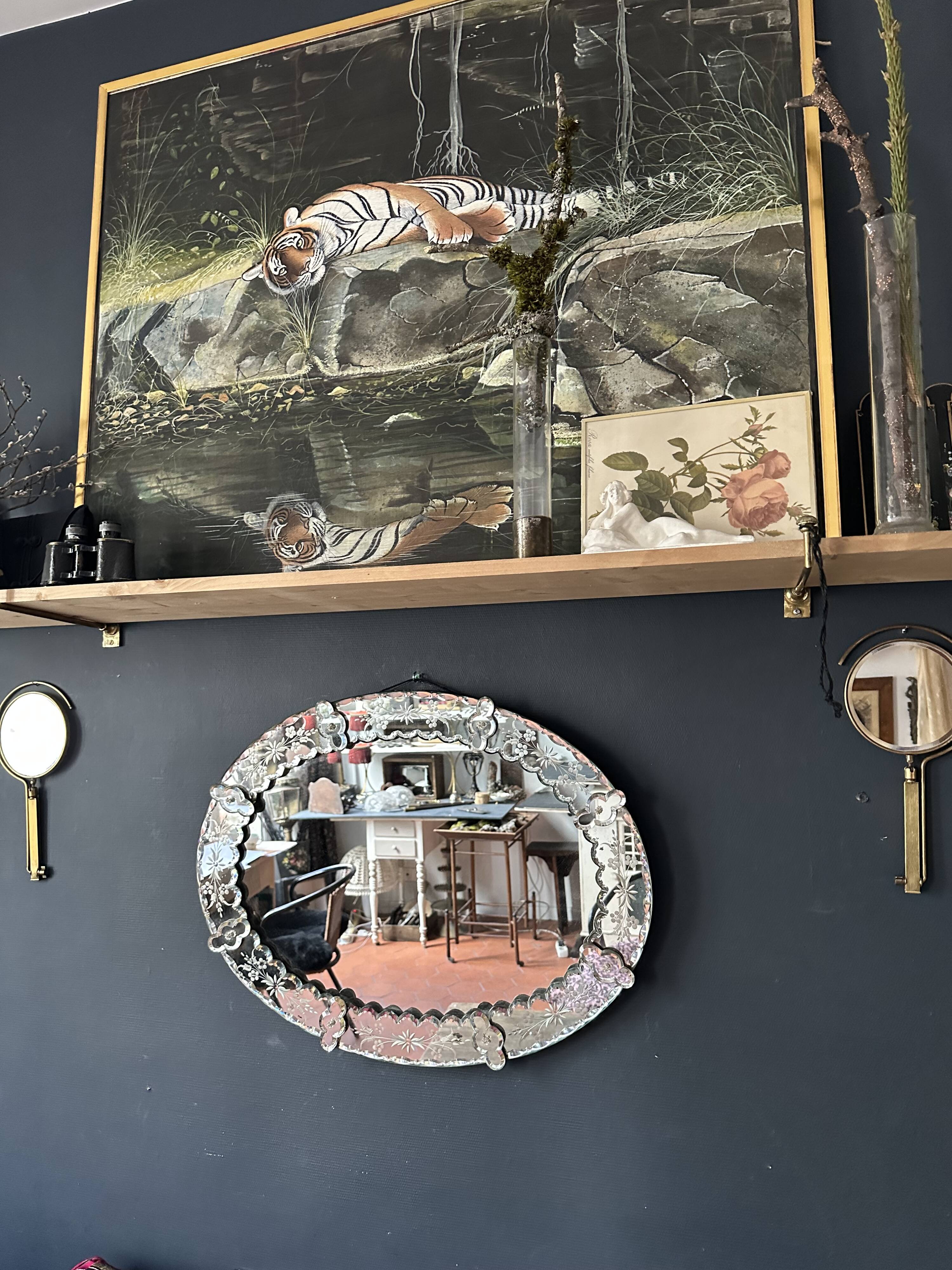 Antique oval Venetian mirror in engraved glass, Murano early 20th century.