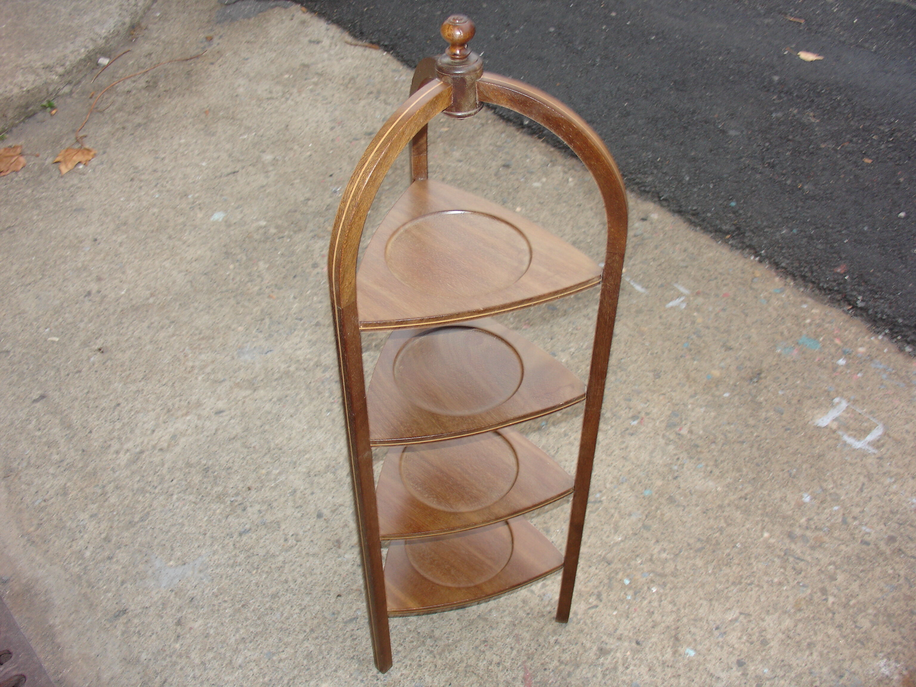 Small cake stand in solid Cuban mahogany and lemonwood inlay, circa 1900