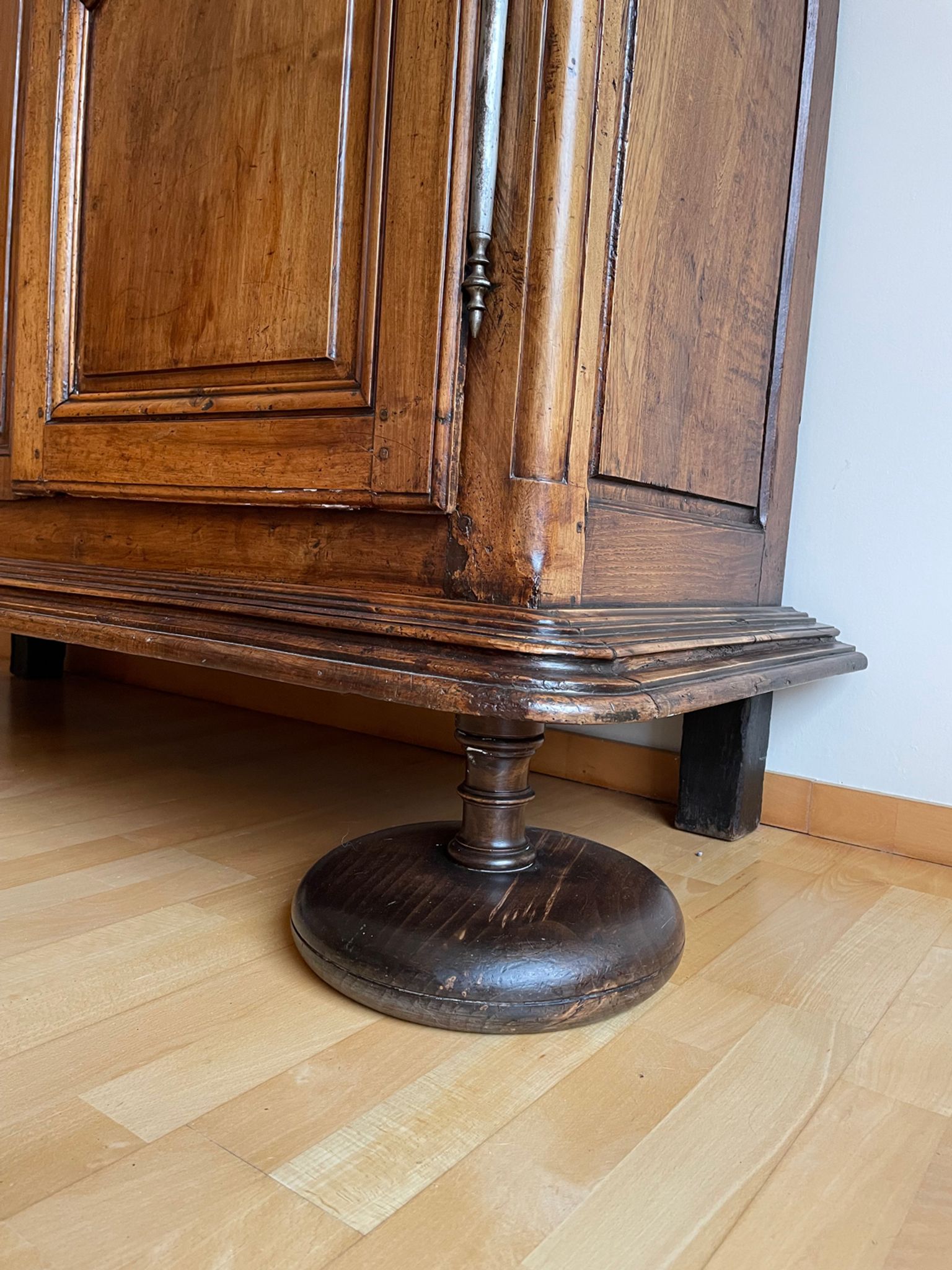 Eighteenth century castle cabinet in walnut Louis XIII style