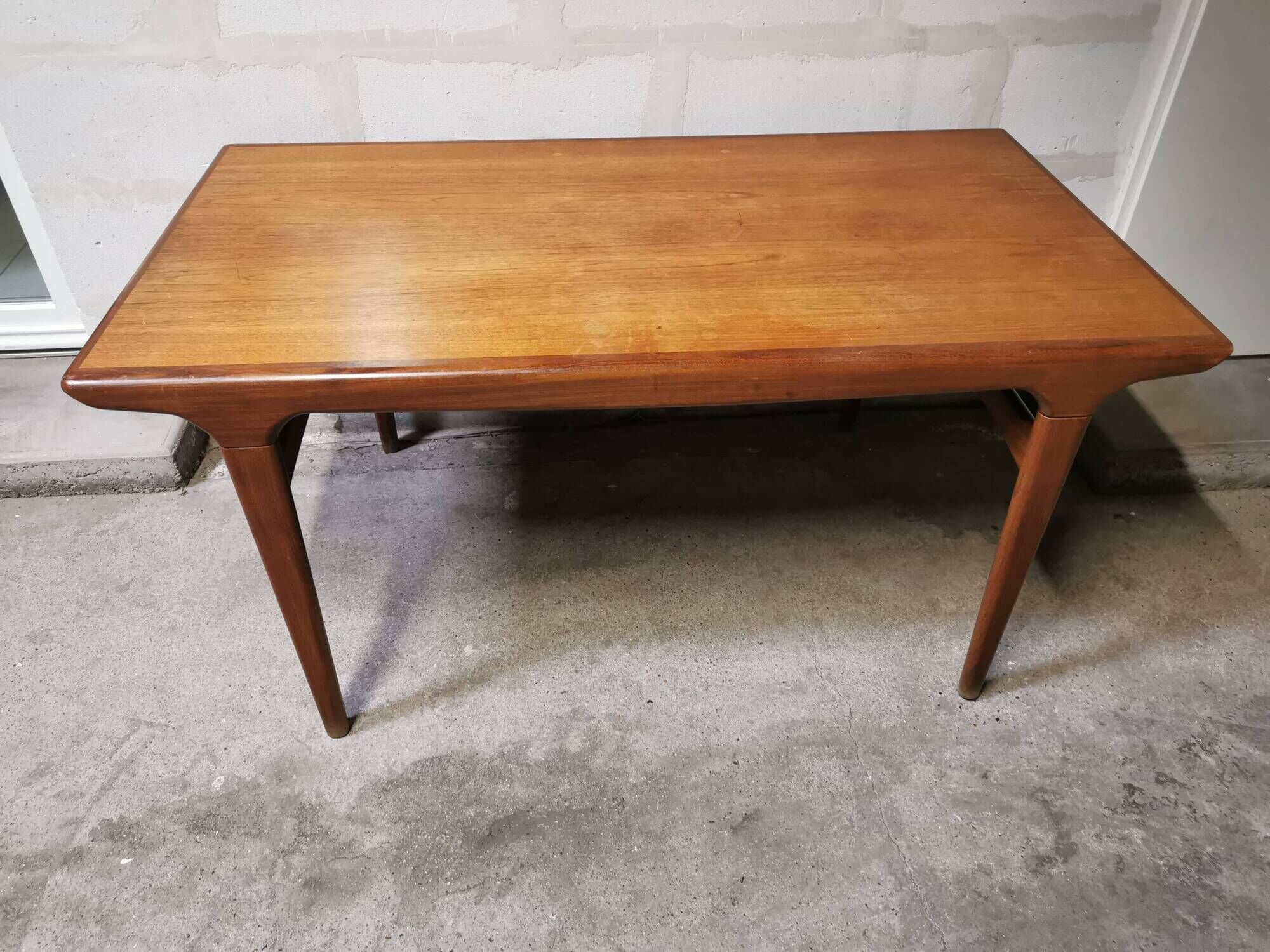 Vintage Scandinavian design table in Teak asymmetric extension by Johannes Andersen 1960