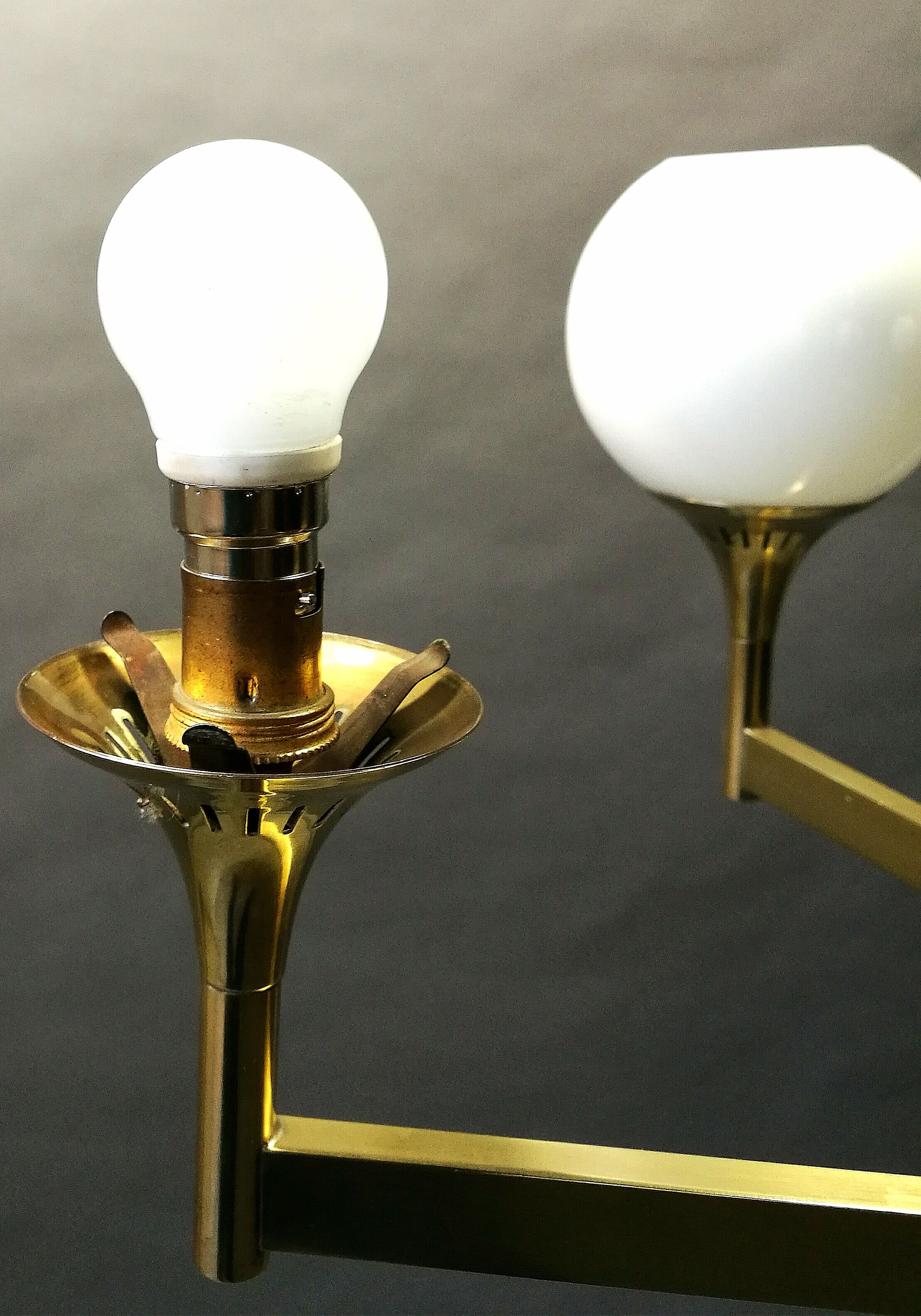 Lustre italien laiton et boules opaline blanche