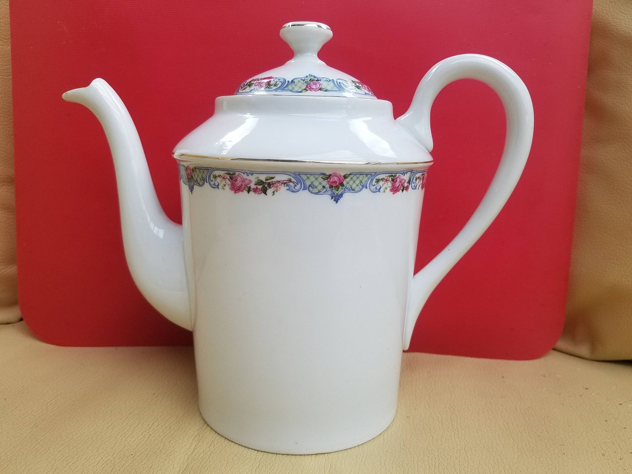 Cafetière ancienne en porcelaine