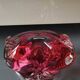 Cendrier. Forme florale organique. Rose canneberge. En verre d Art Moderne. Conçu par Jozef Hospodka