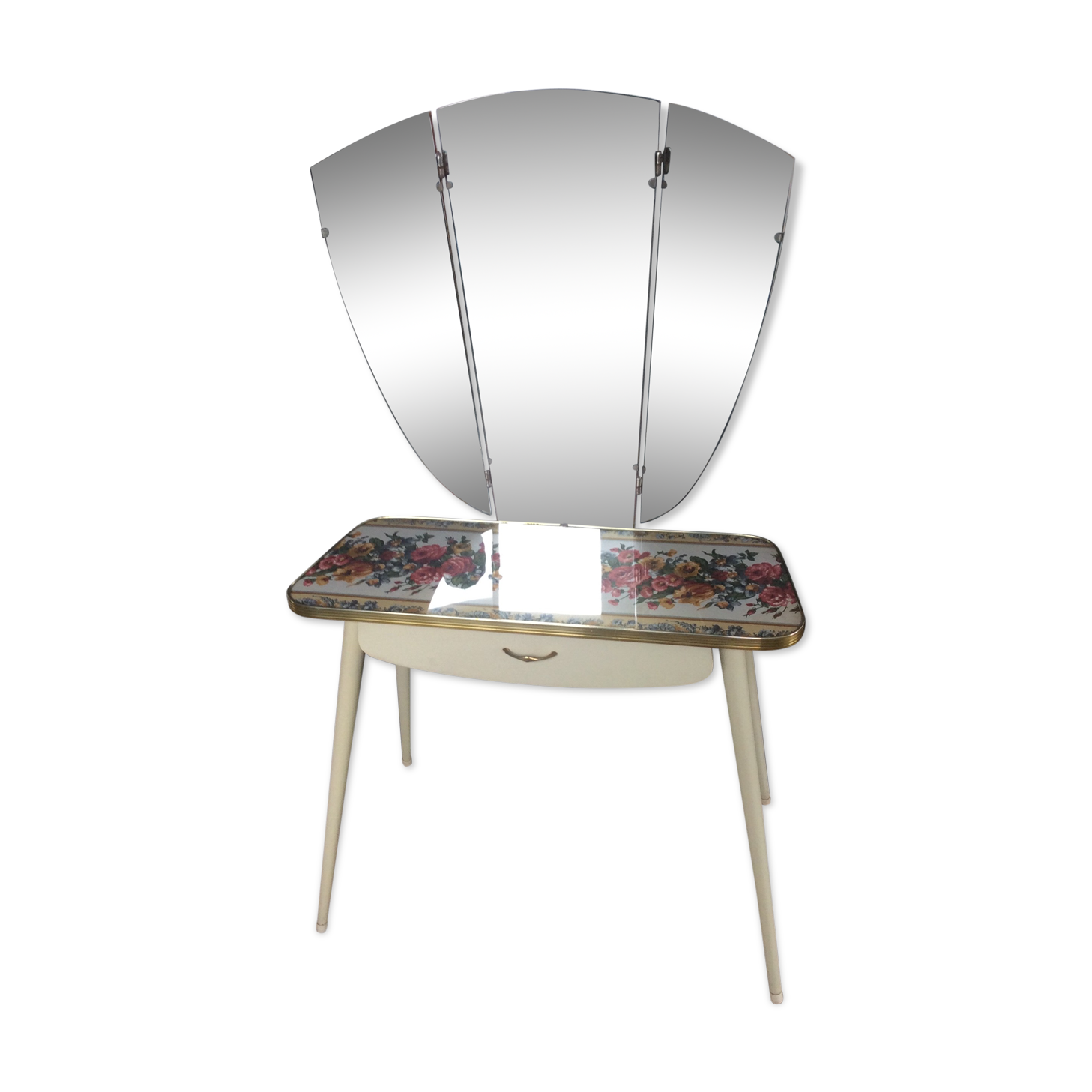 Hairdresser of the 50s and 60s with triptych mirror