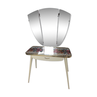 Hairdresser of the 50s and 60s with triptych mirror