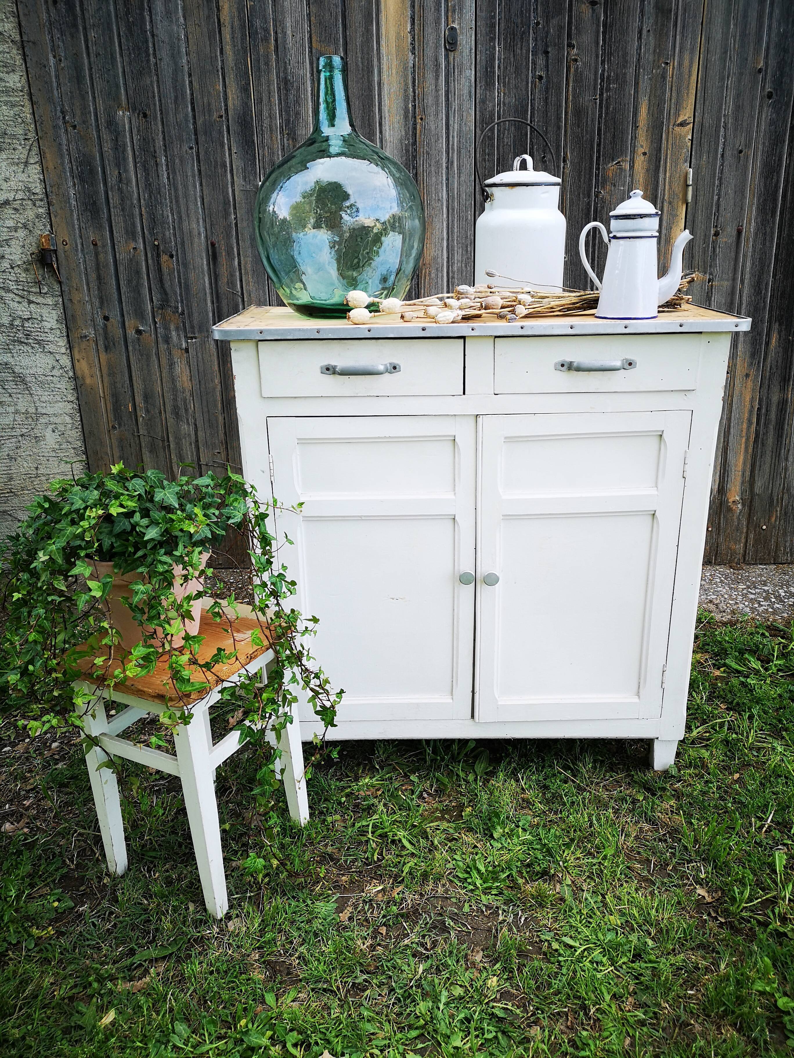 White parisian buffet