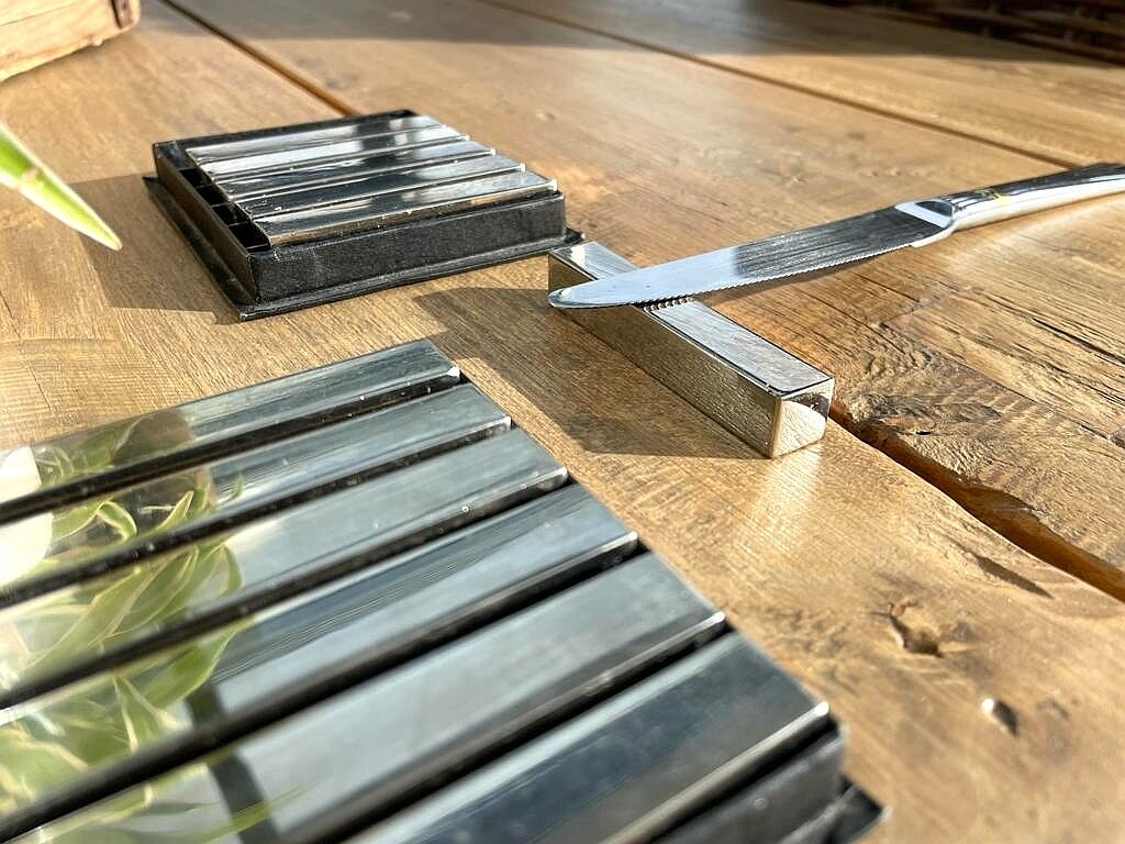 Set of 12 metal knife holders