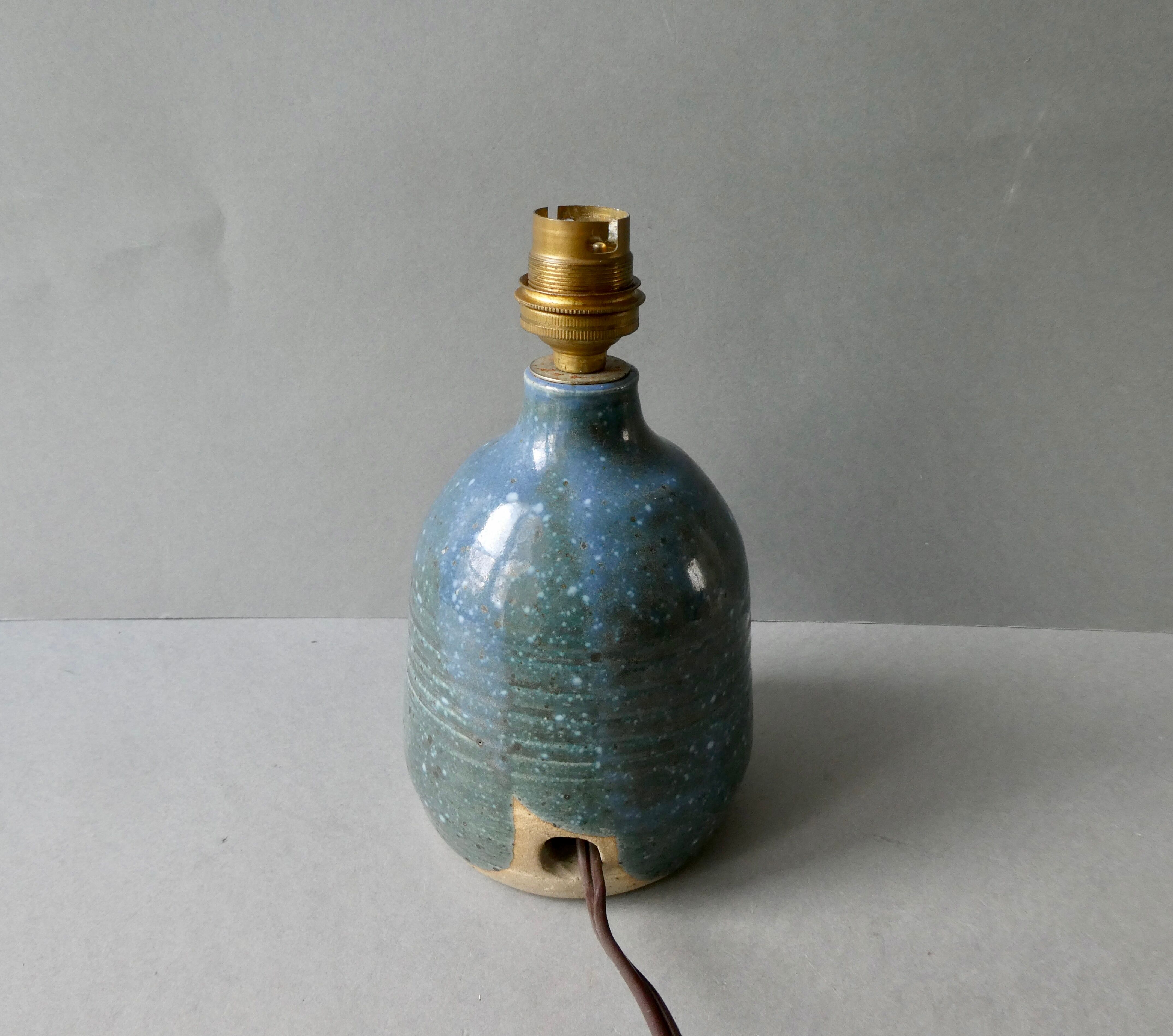 Pied de lampe en grès émaillé bleu signée Caty Bieuville