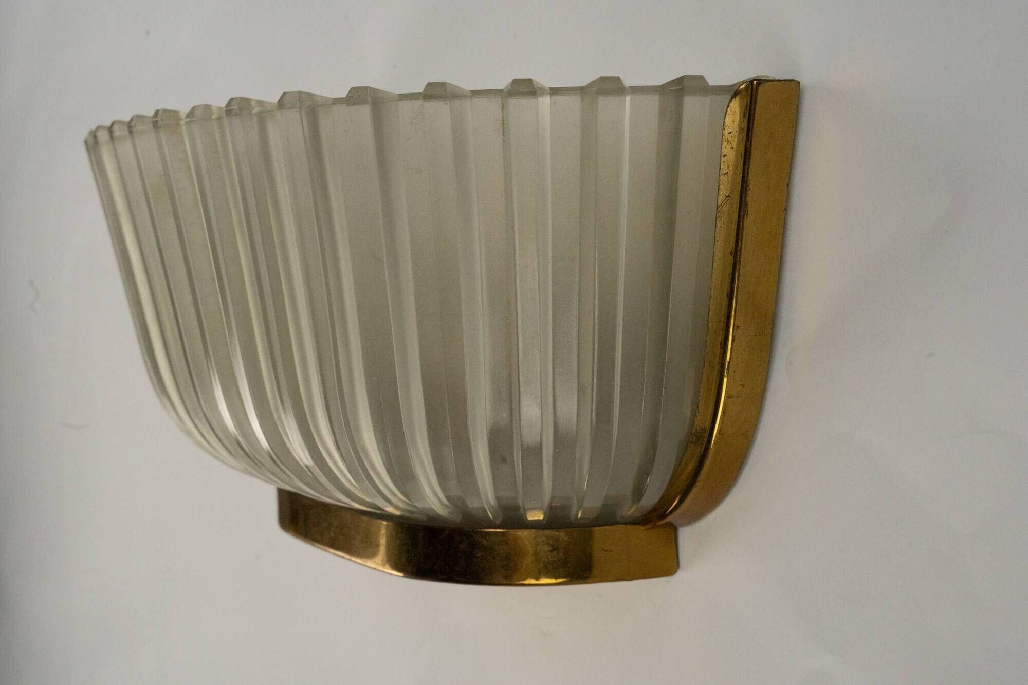 Single Art deco Seguso sconce in brass and glass. Italy 1940s