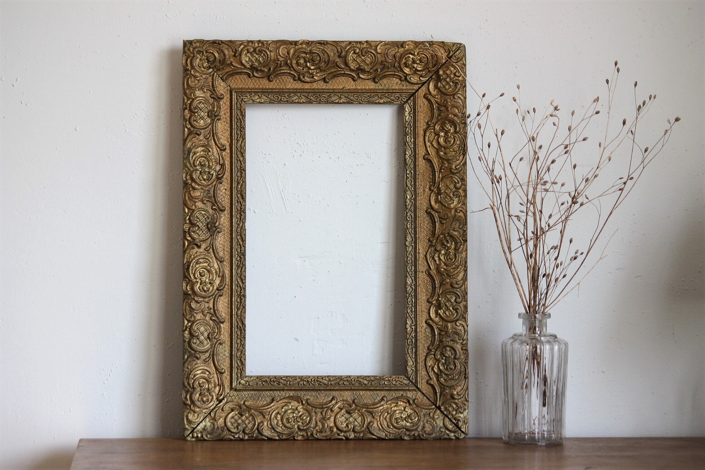 Gilded wooden and stucco frame