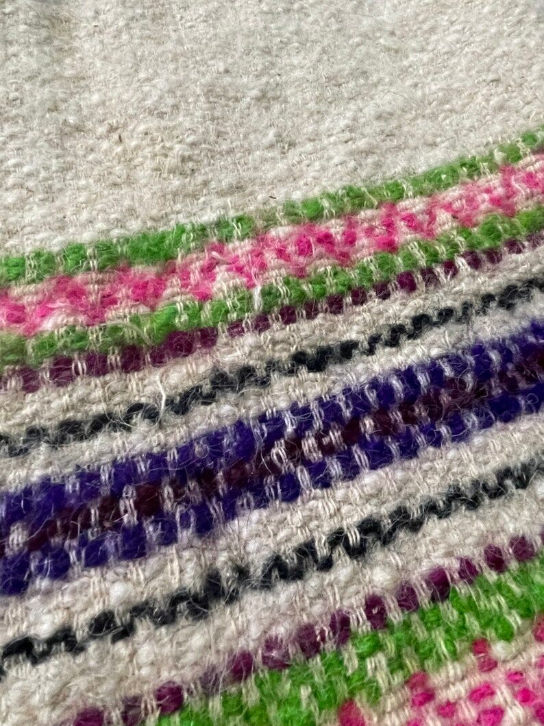 Tapis en laine blanche naturelle et moelleux avec des rayures colorées, tapis tissé à la main roumain.