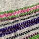 Tapis en laine blanche naturelle et moelleux avec des rayures colorées, tapis tissé à la main roumain.